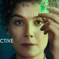 Radioactive, recensione del film con Rosamund Pike