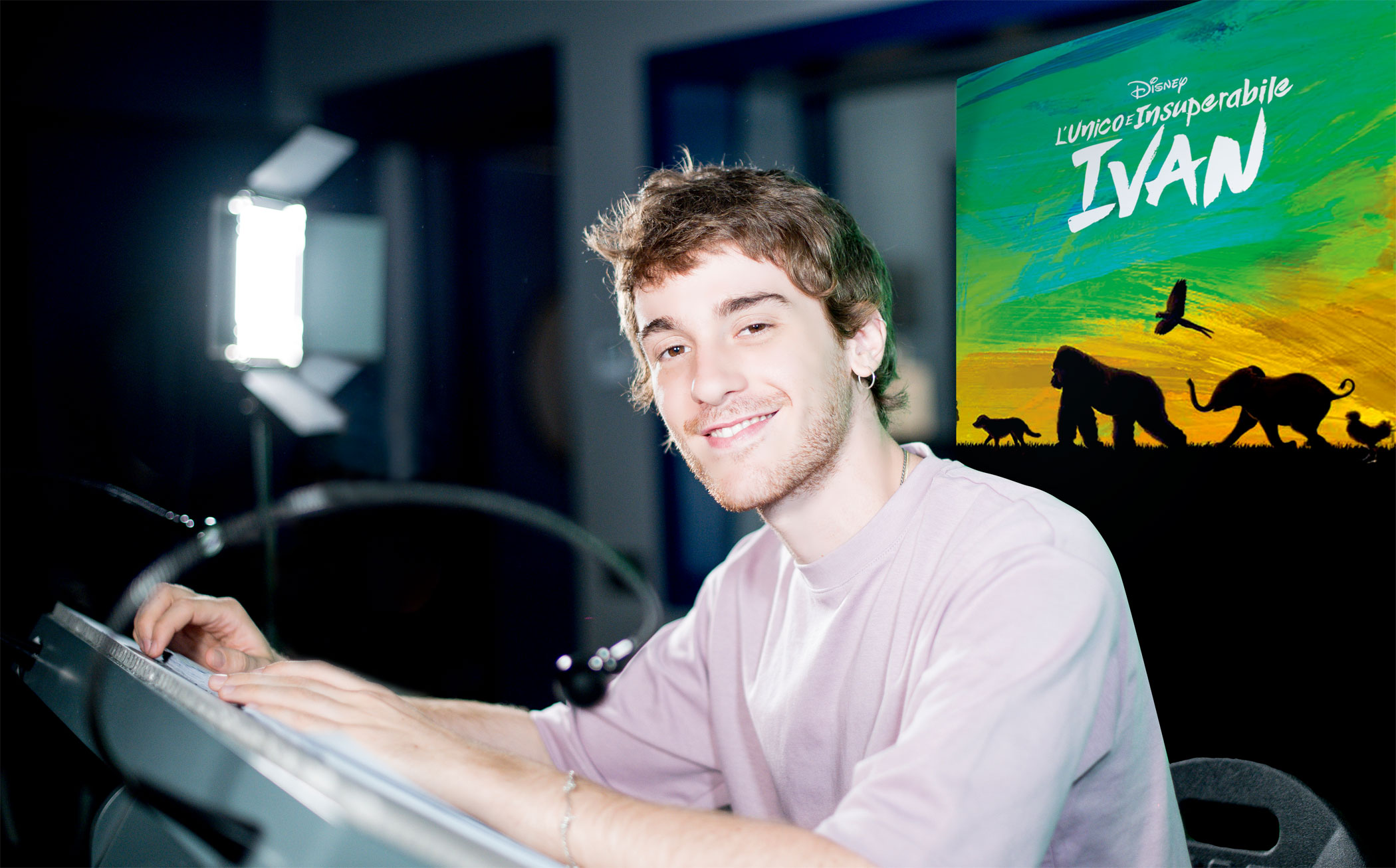 Federico Cesari in sala doppiaggio mentre presta la voce a Murphy il coniglio [credit: courtesy of Disney Italia]