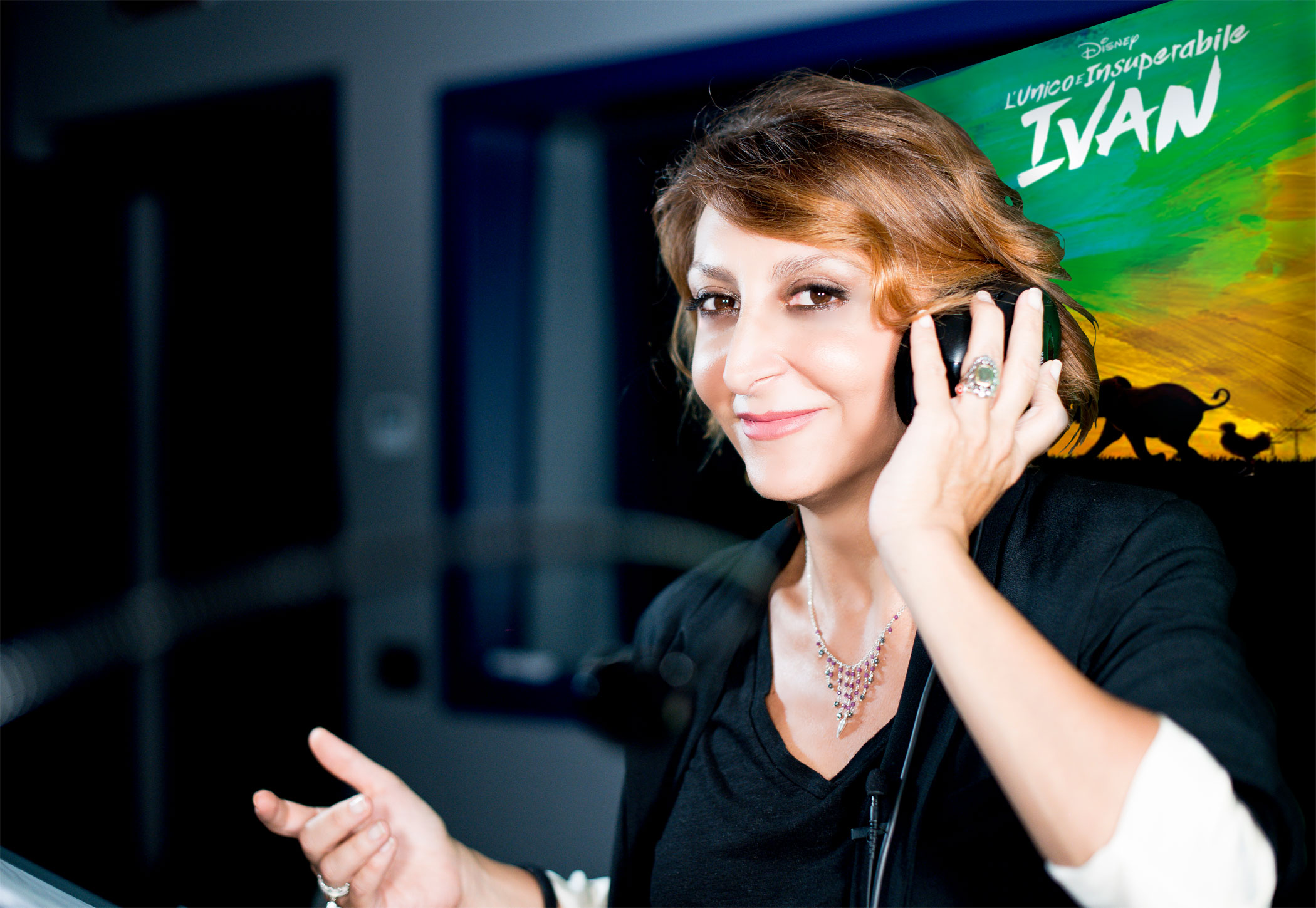 Paola Minaccioni in sala doppiaggio mentre presta la voce a Henrietta la gallina  [credit: courtesy of Disney Italia]