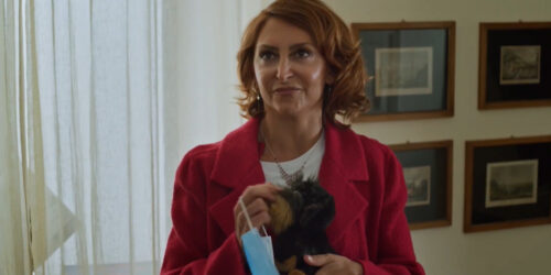 Il cane di peluche: clip dal film Lockdown all’italiana di Enrico Vanzina
