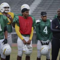 Daniel Ezra come Spencer, Spence Moore II come Chris. Taye Diggs As Billy e Da’vinchi come Darnell in All American 3×03 ‘High Expectations’
