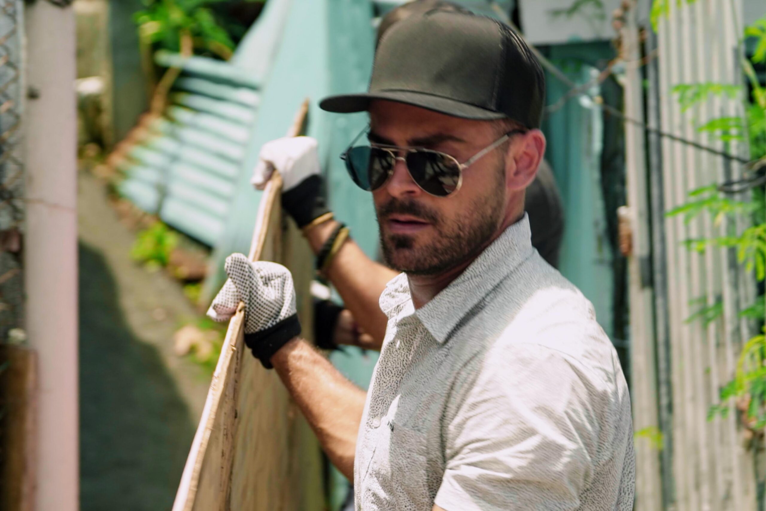 Zac Efron in Zac Efron: con i piedi per terra 1x06 'Puerto Rico' [credit: courtesy of Netflix]