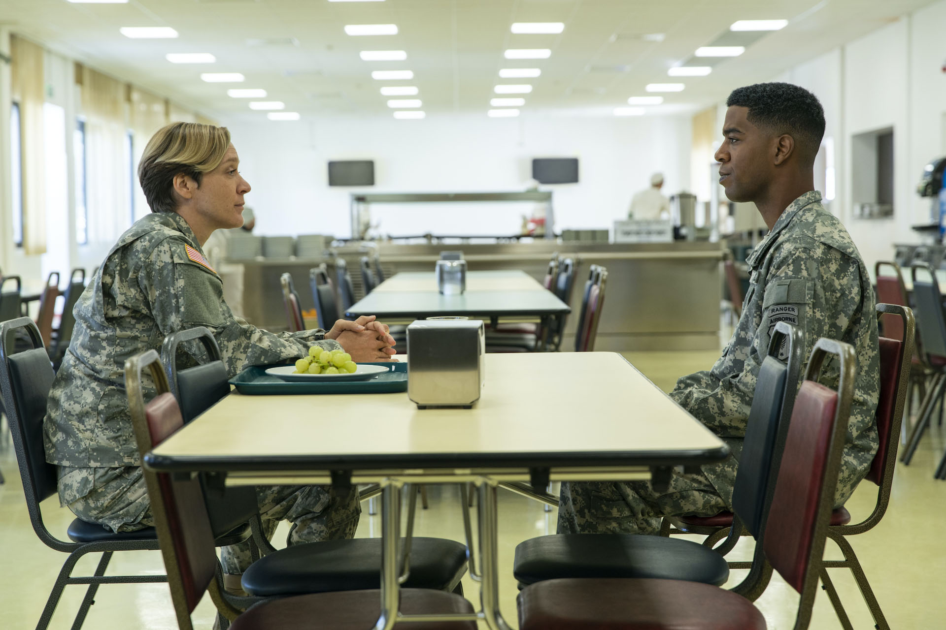 Chloë Sevigny e Scott Mescudi in We Are Who We Are 1x05 [tag: Chloë Sevigny, Scott Mescudi] [credit: foto di Yannis Drakoulidis/HBO; courtesy of Warner Media]