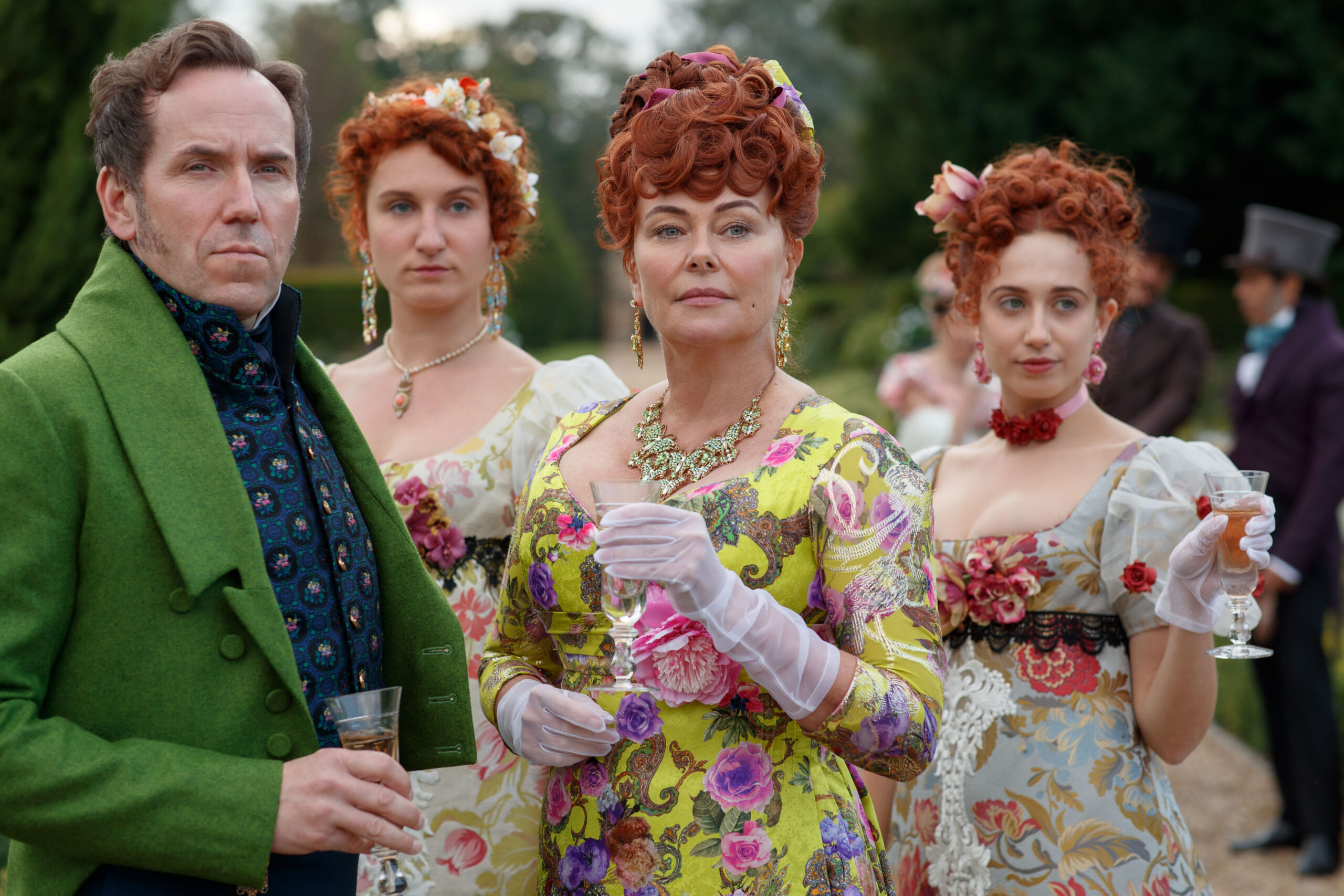 (S-D) Ben Miller come Lord Featherington, Bessie Carter come Prudence Featherington, Polly Walker come Portia Featherington e Harriet Cains come Phillipa Featherington in Bridgerton 1x06 'Swish' [tag: Ben Miller, Bessie Carter, Polly Walker, Harriet Cains] [credit: Nick Briggs/Netflix]