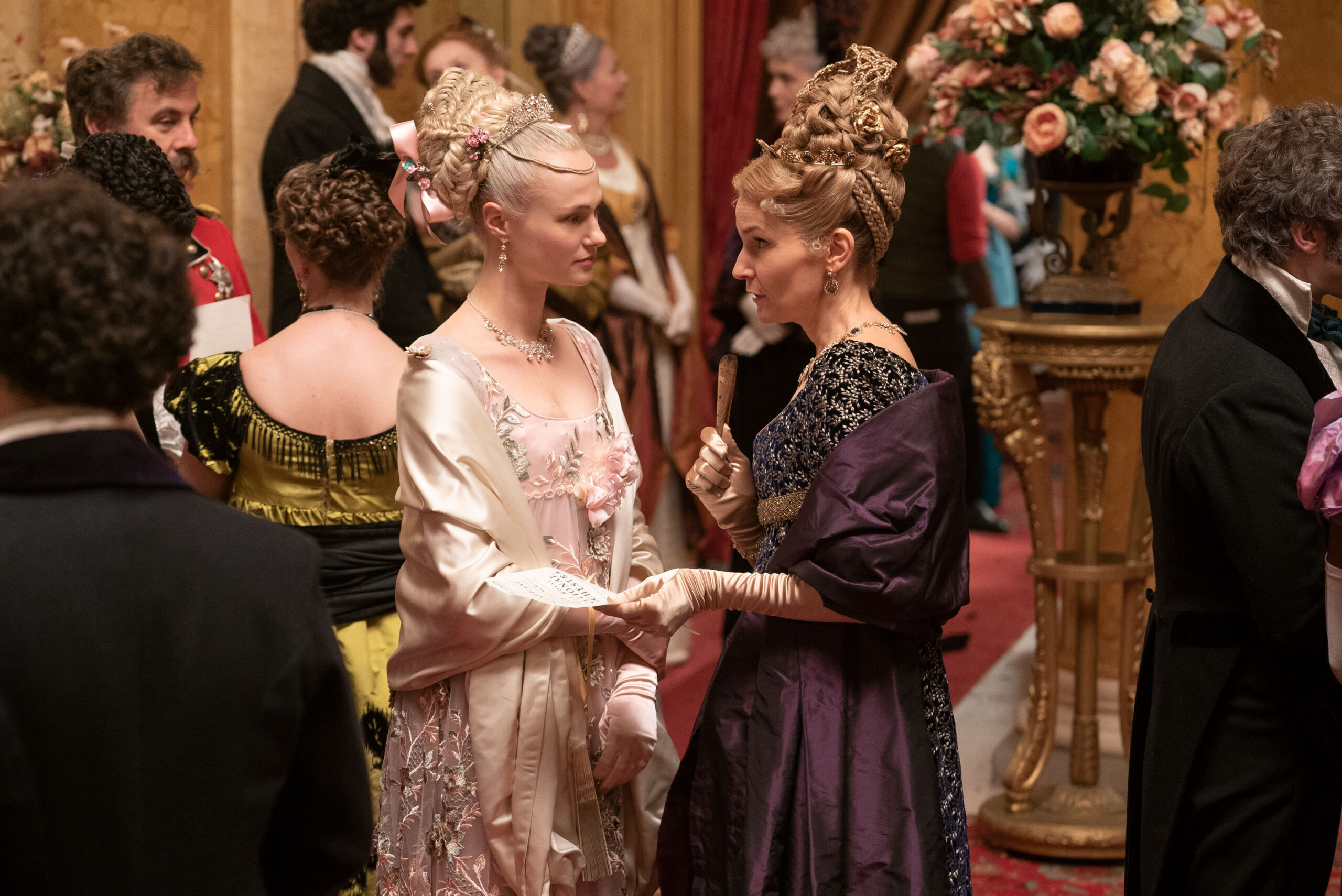 Jessica Madsen come Cressida e Joanna Bobin come Lady Cowper in Bridgerton 1x07 'Oceans Apart' [tag: Jessica Madsen, Joanna Bobin] [credit: Liam Daniel/Netflix]