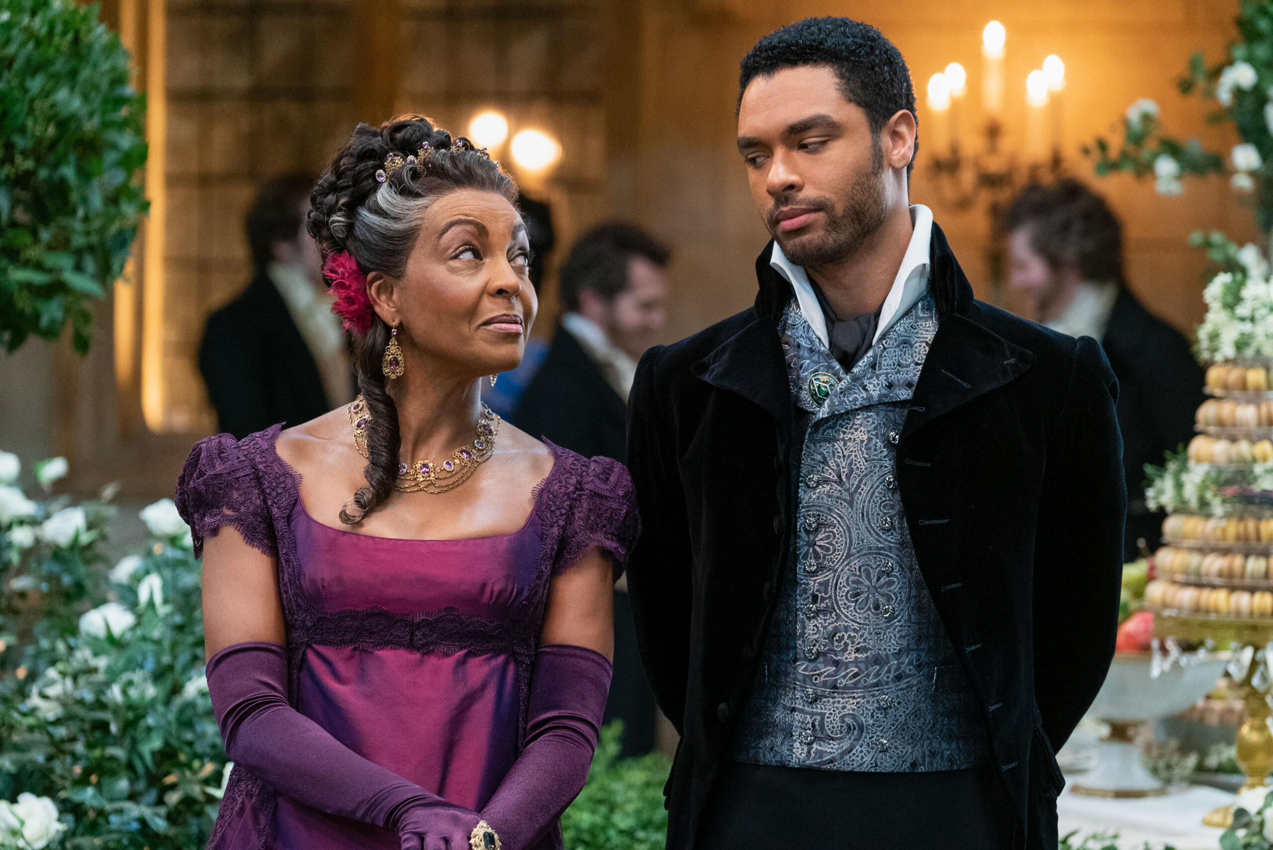 (S-D) Adjoa Andoh come Lady Danbury e Regé-Jean Page come Simon Basset in Bridgerton 1x08 'After the Rain' [tag: Adjoa Andoh, Regé-Jean Page] [credit: Liam Daniel/Netflix]