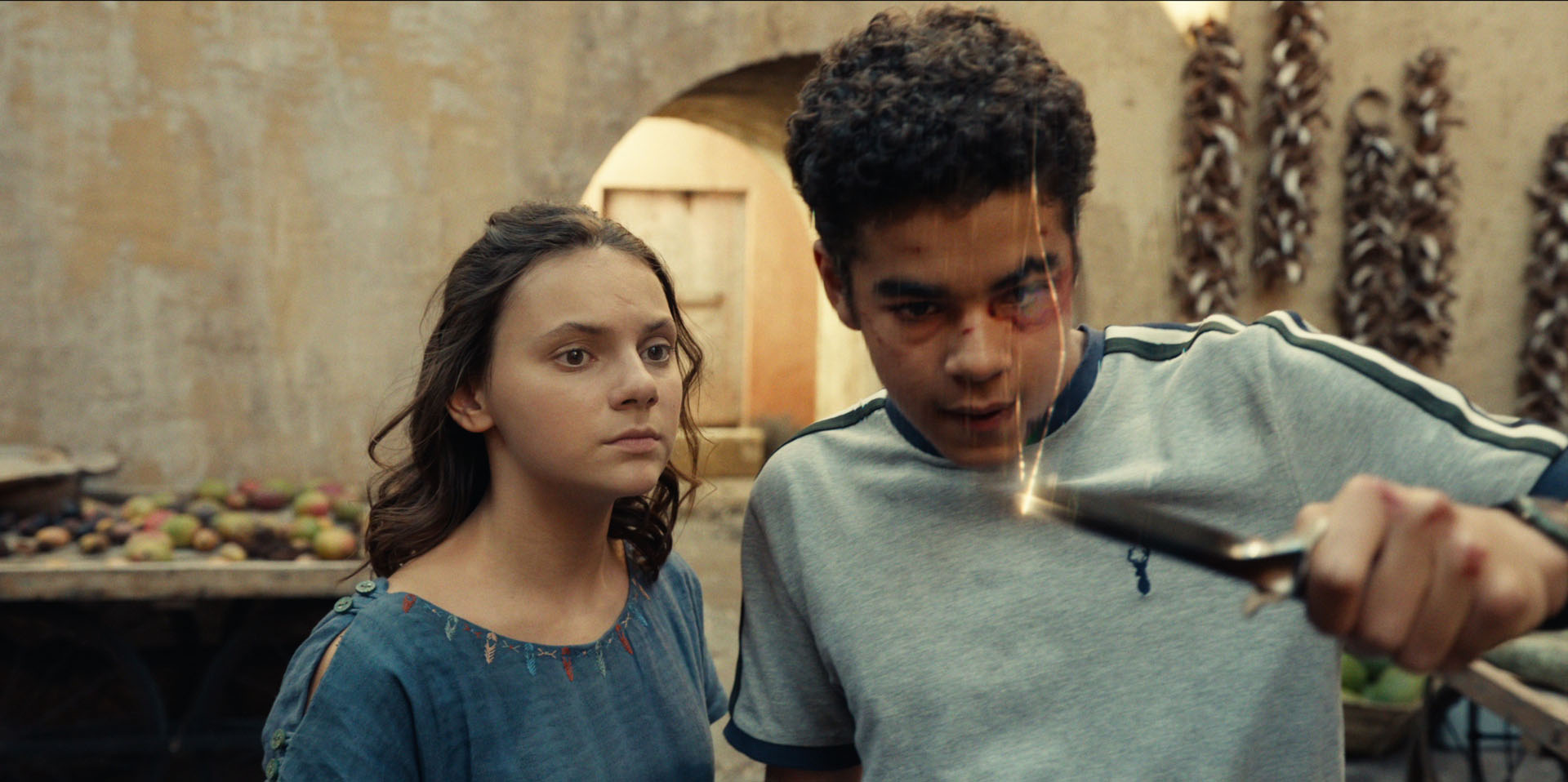 Dafne Keen e Amir Wilson in His Dark Materials 2x05 'The Scholar' [tag: Dafne Keen, Amir Wilson] [credit: courtesy of HBO / Warner Media]