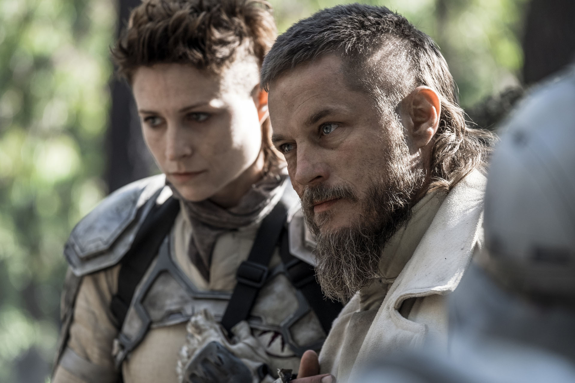 Niamh Algar, Travis Fimmel in Raised by Wolves 1x06 [tag: Niamh Algar, Travis Fimmel] [credit: foto di Coco Van Oppens; Copyright 2019 Warner Media LLC. All Rights Reserved; courtesy of Warner Media]