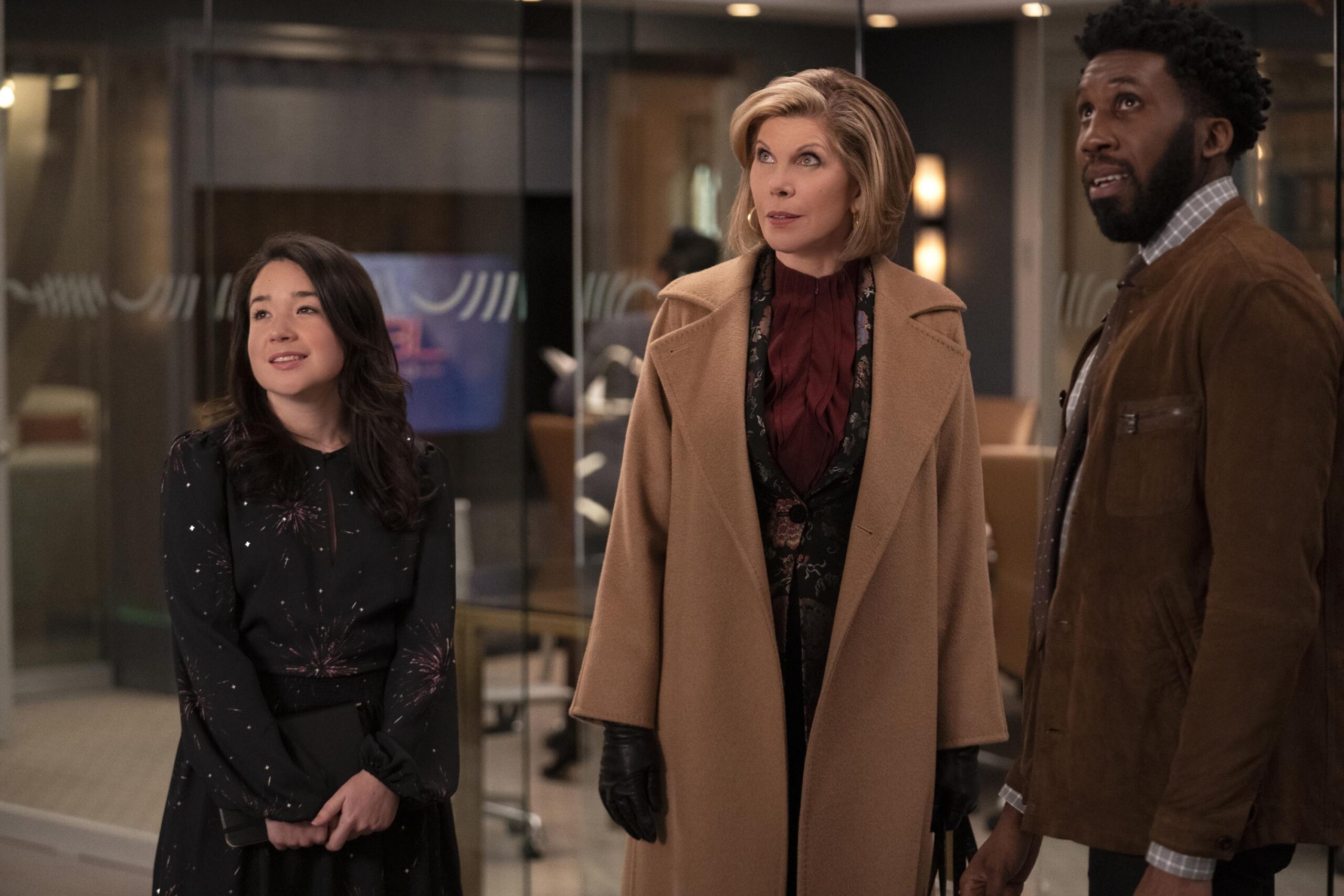 The Good Fight 4x02 - (da sinistra verso destra): Sarah Steele come Marissa Gold, Christine Baranski come Diane Lockhart, Nyambi Nyambi come Jay Dipersia [credit: Patrick Harbron/CBS; Copyright 2019 CBS Interactive, Inc. All Rights Reserved; courtesy of TIMision]