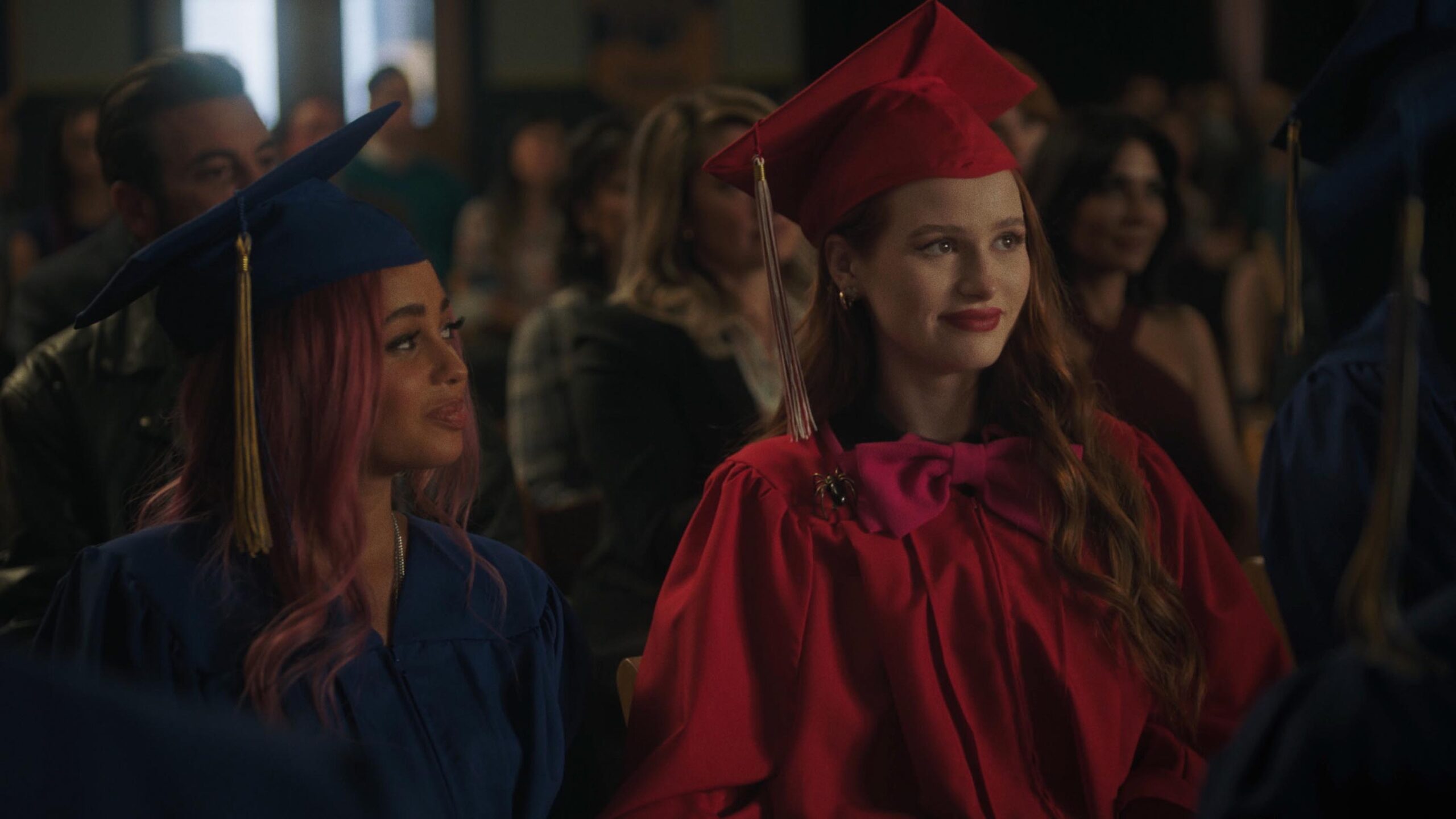 Vanessa Morgan come Toni Topaz e Madelaine Patsch come Cheryl Blossom in Riverdale 5x03 [tag: Vanessa Morgan, Madelaine Patsch] [credit: courtesy of Mediaset]