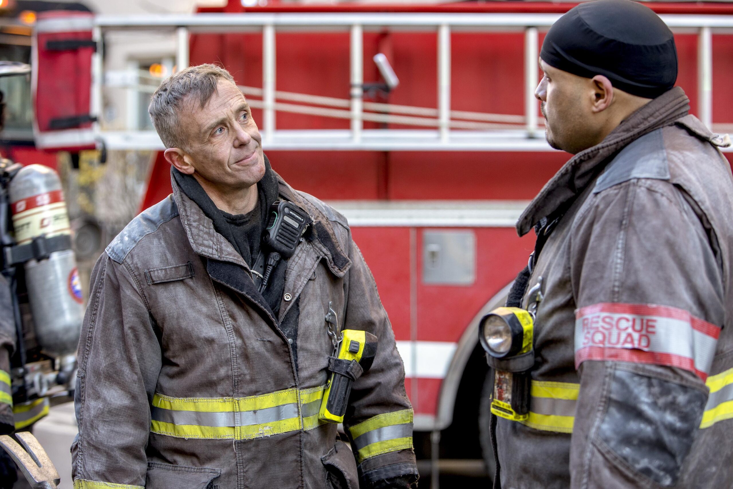 (S-D) David Eigenberg come Christopher Herrmann, Joe Minoso come Joe Cruz in Chicago Fire 9x05 'My Lucky Day' [tag: David Eigenberg, Joe Minoso] [credit: foto di Adrian S. Burrows Sr./NBC; Copyright 2020 NBCUniversal Media, LLC; courtesy of Mediaset]