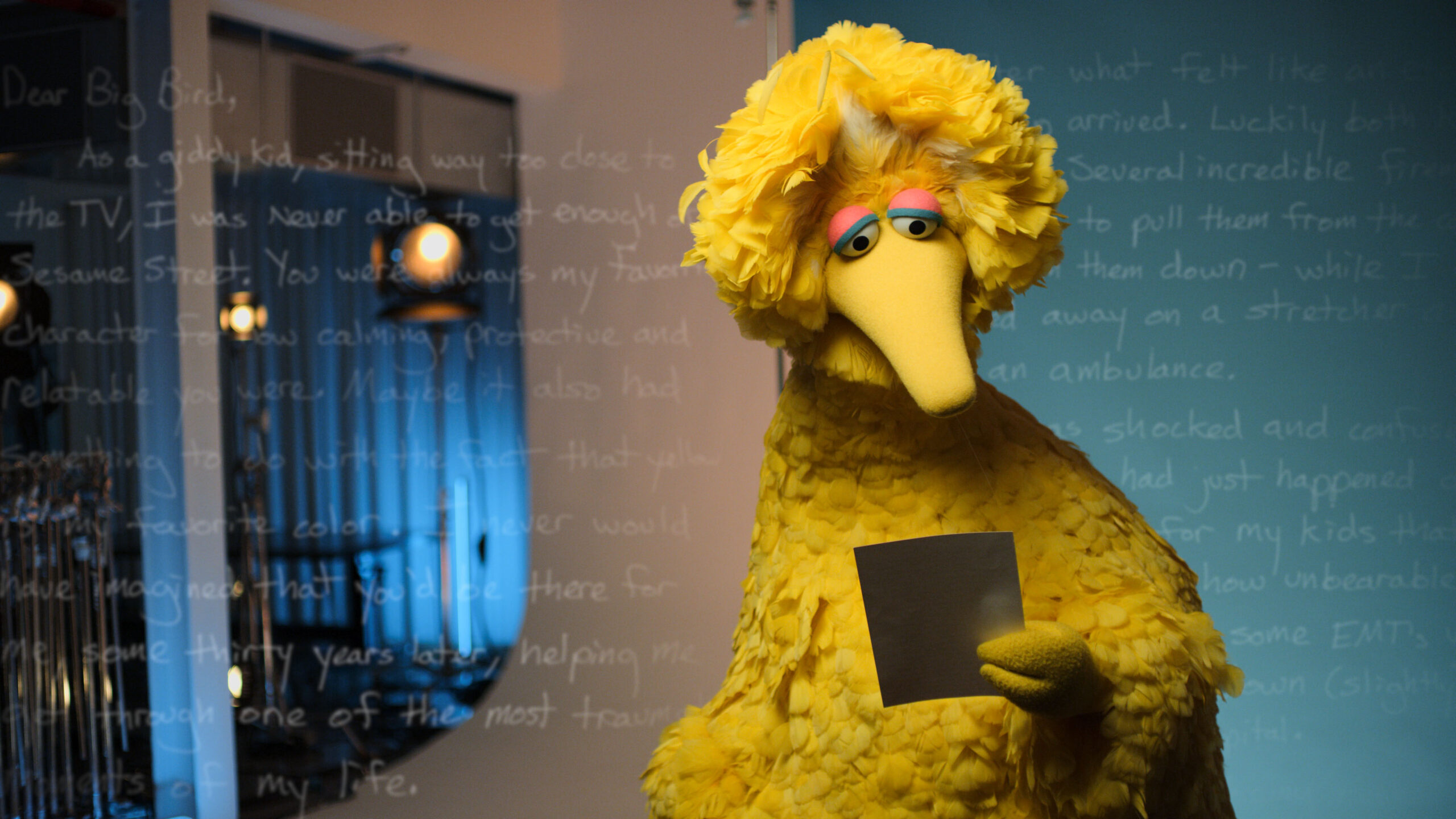 Big Bird in 'Dear...' su Apple TV Plus [tag: Big Bird] [credit: Apple TV Plus]