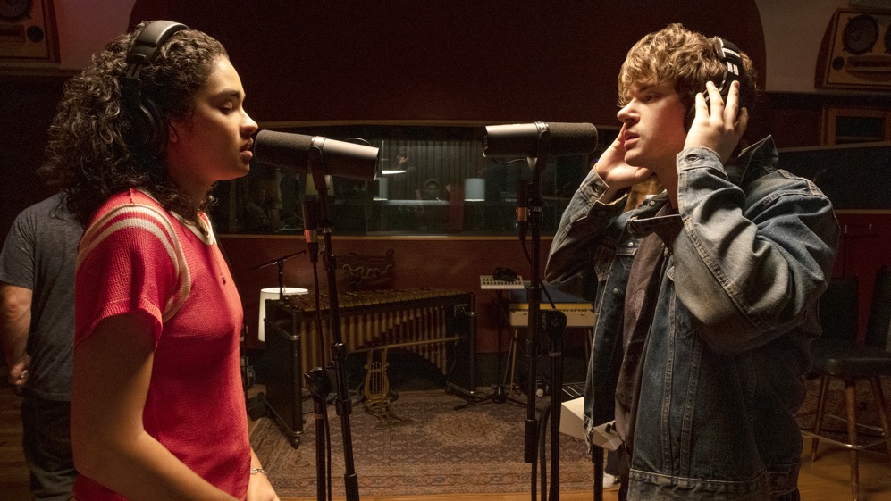 Brittany O'Grady e Colton Ryan in Little Voice 1x04 'Love Hurts' [tag: Brittany O'Grady, Colton Ryan] [credit: courtesy of Apple TV Plus]