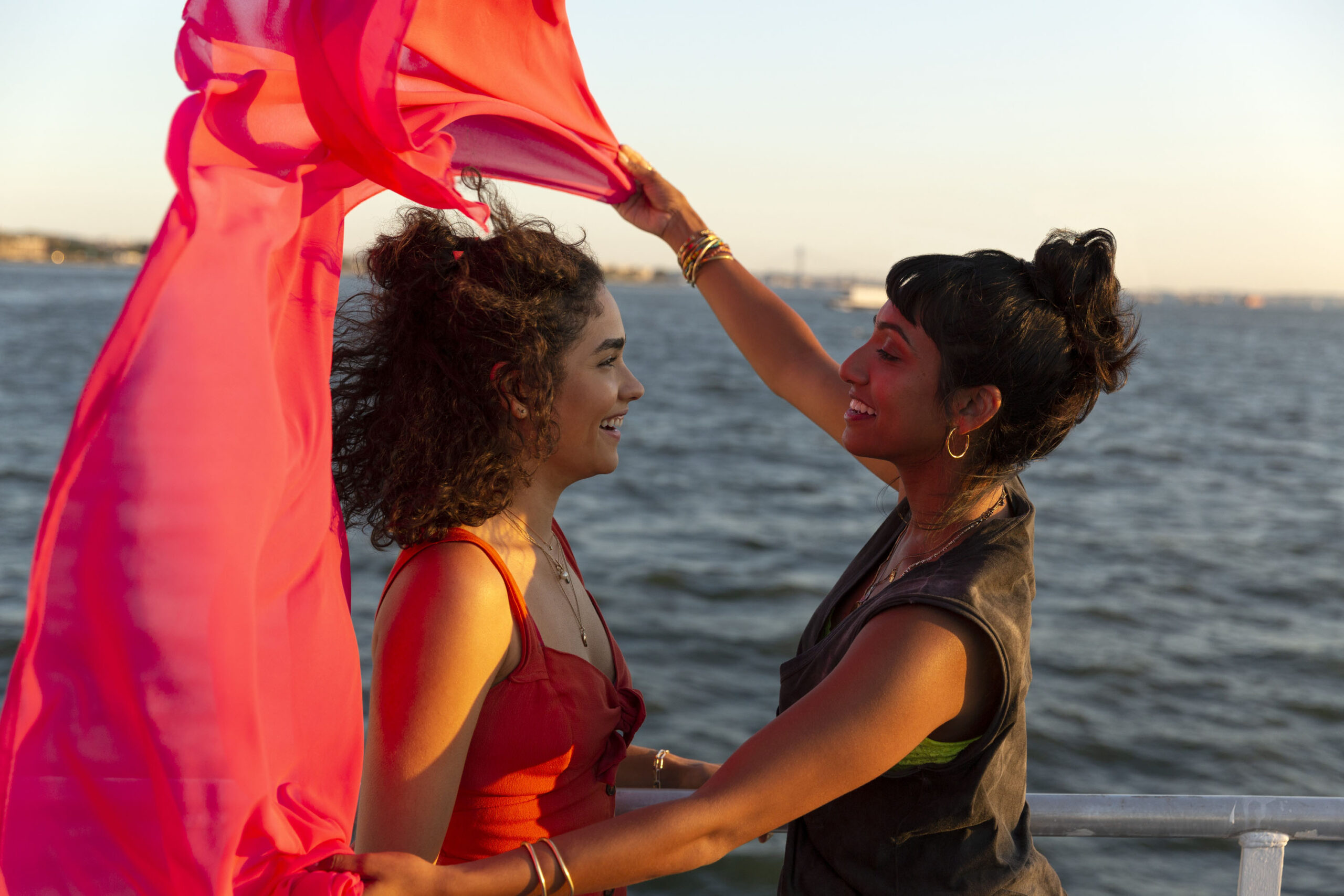 Brittany O'Grady e Shalini Bathina in Little Voice 1x05 'Quick, Quick Slow' [tag: Brittany O'Grady, Shalini Bathina] [credit: foto di Greg Endries; courtesy of Apple TV Plus]