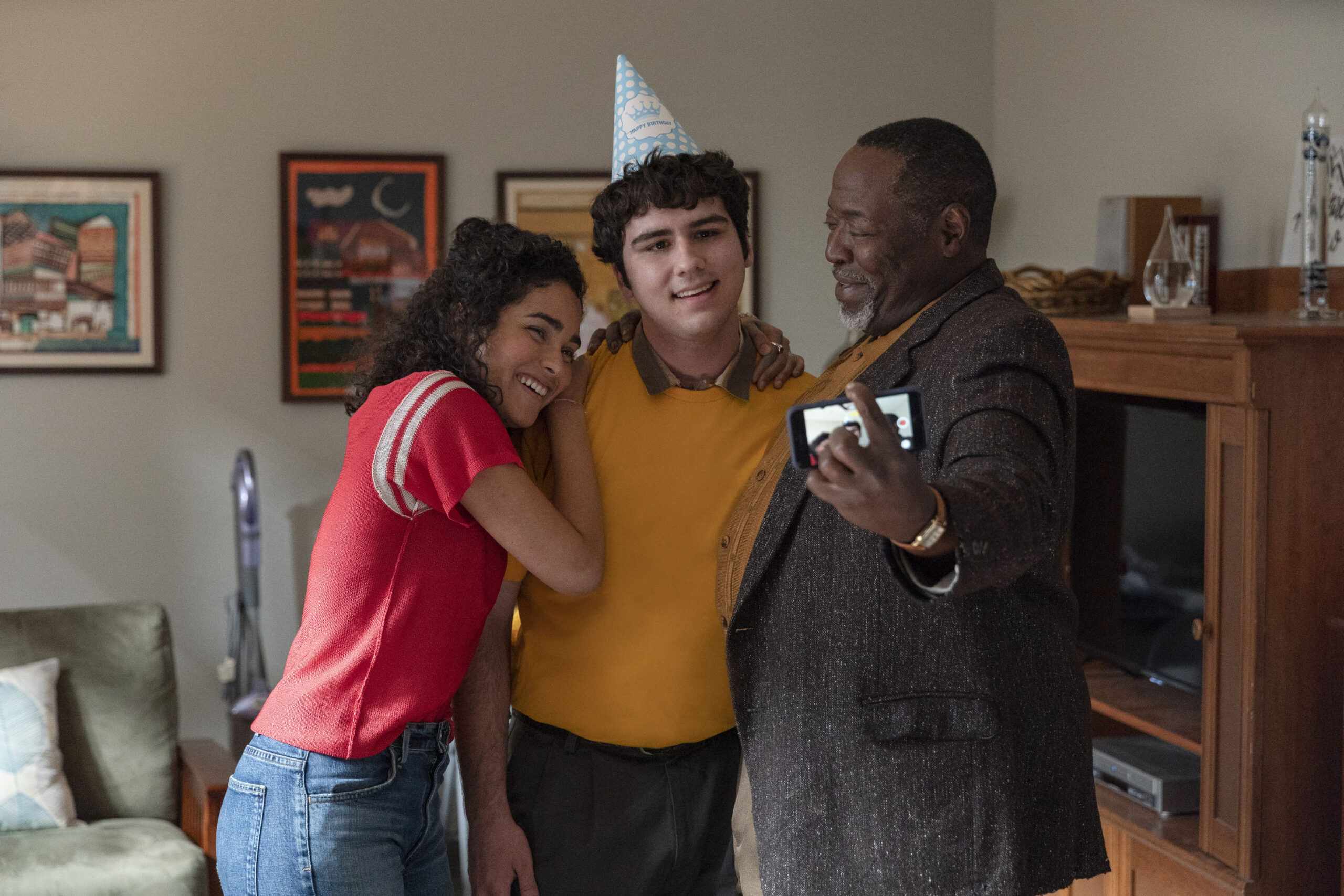 Brittany O'Grady, Kevin Valdez e Chuck Cooper in Little Voice 1x06 'Tell Her' [tag: Brittany O'Grady, Kevin Valdez, Chuck Cooper] [credit: foto di Greg Endries; Copyright Apple. All rights reserved; courtesy of Apple TV Plus]