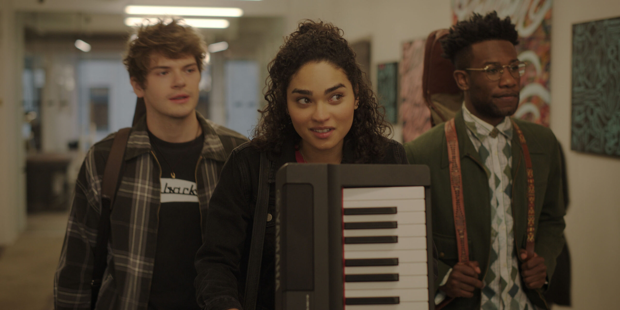 Colton Ryan, Brittany O'Grady e Phillip Johnson Richardson in Little Voice 1x07 'Ghost Light' [tag: Colton Ryan, Brittany O'Grady, Phillip Johnson Richardson] [credit: courtesy of Apple TV Plus]