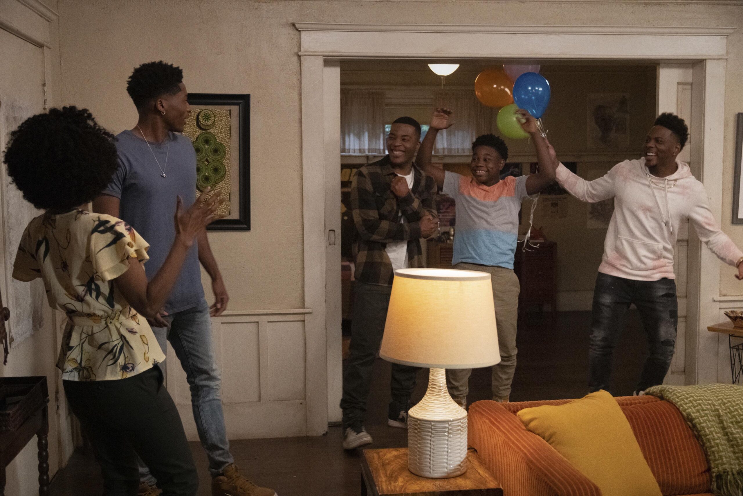 Karimah Westbrook come Grace, Da'vinchi come Darnell, Daniel Ezra come Spencer, Jalyn Hall come Dillion e Mitchell Edwards come Cam in All American 3x04 'My Mind's Playing Tricks on Me' [tag: Karimah Westbrook, Da'vinchi, Daniel Ezra, Jalyn Hall, Mitchell Edwards] [credit: courtesy of Mediaset]