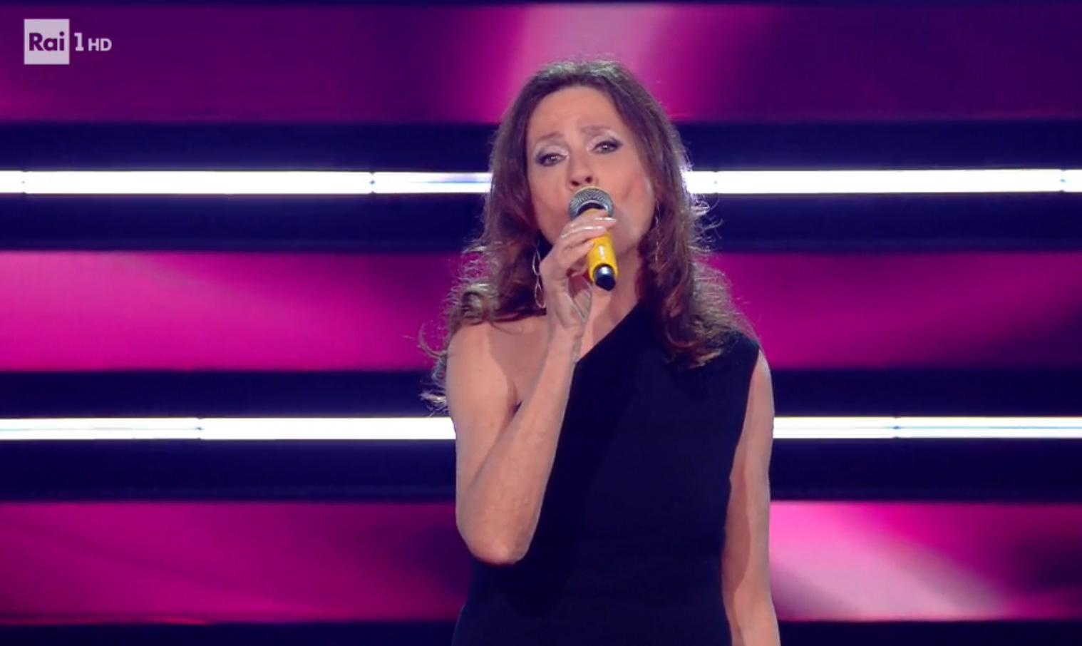 Sanremo 2021 2a serata: Gigliola Cinquetti sul palco dell'Ariston [credit: RaiPlay]