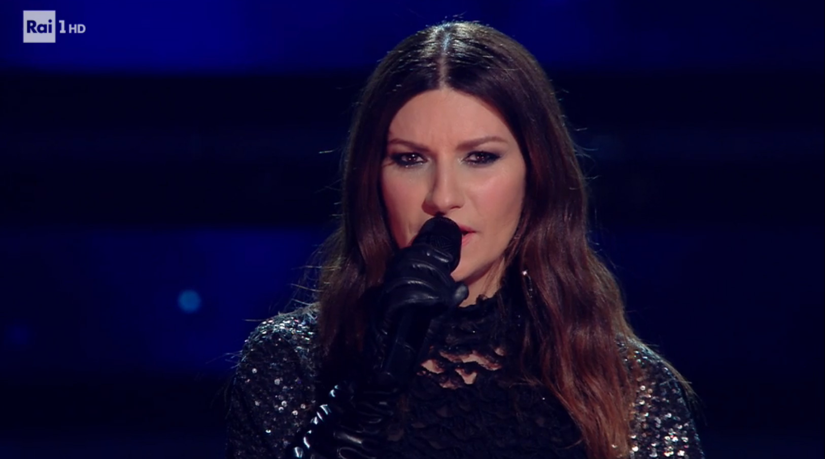 Sanremo 2021 2a serata: Laura Pausini mentre canta 'Io si' [credit: RaiPlay]