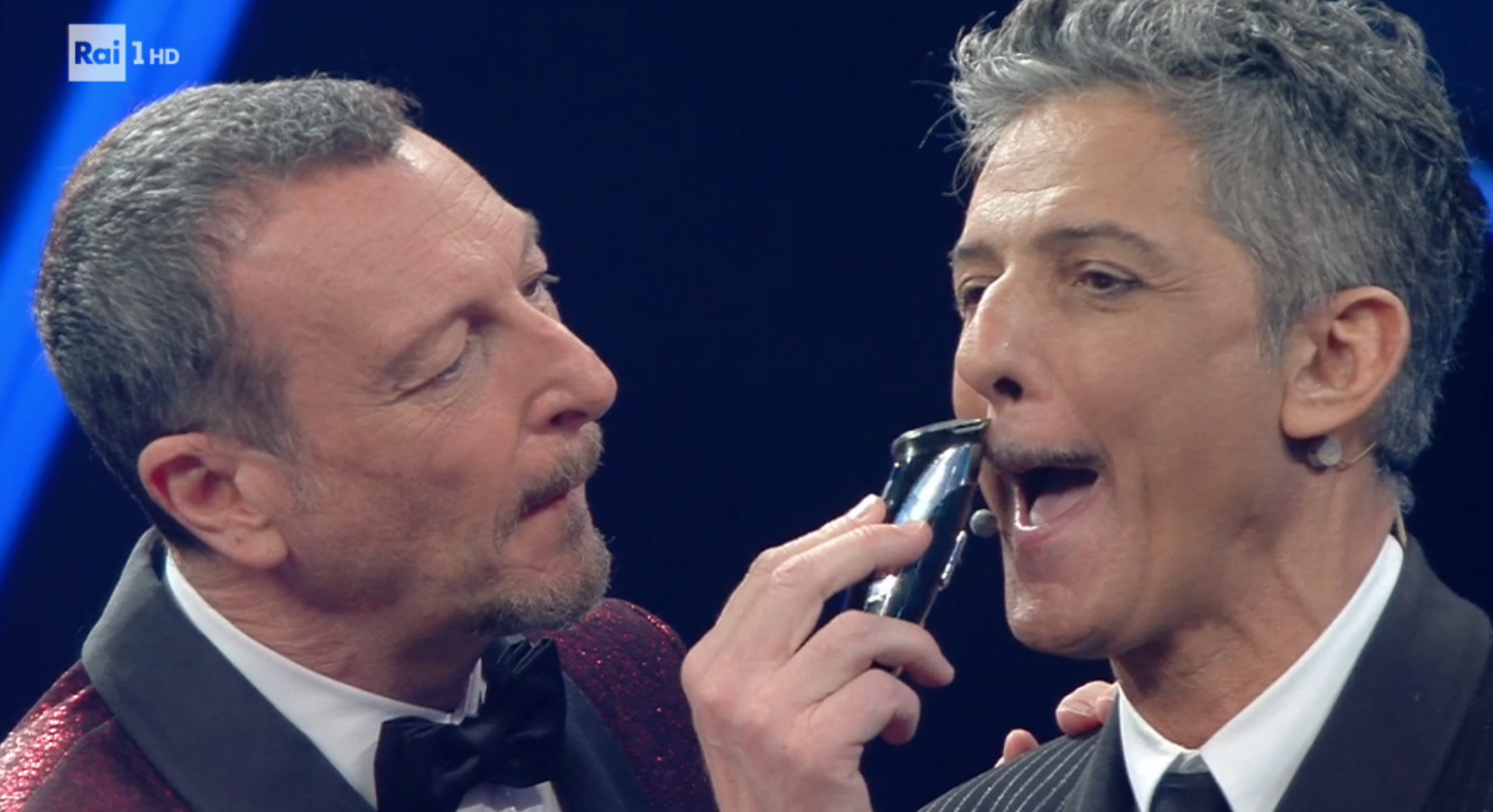 Sanremo 2021, terza serata: Amadeus taglia i baffi a Fiorello [credit: RaiPlay]