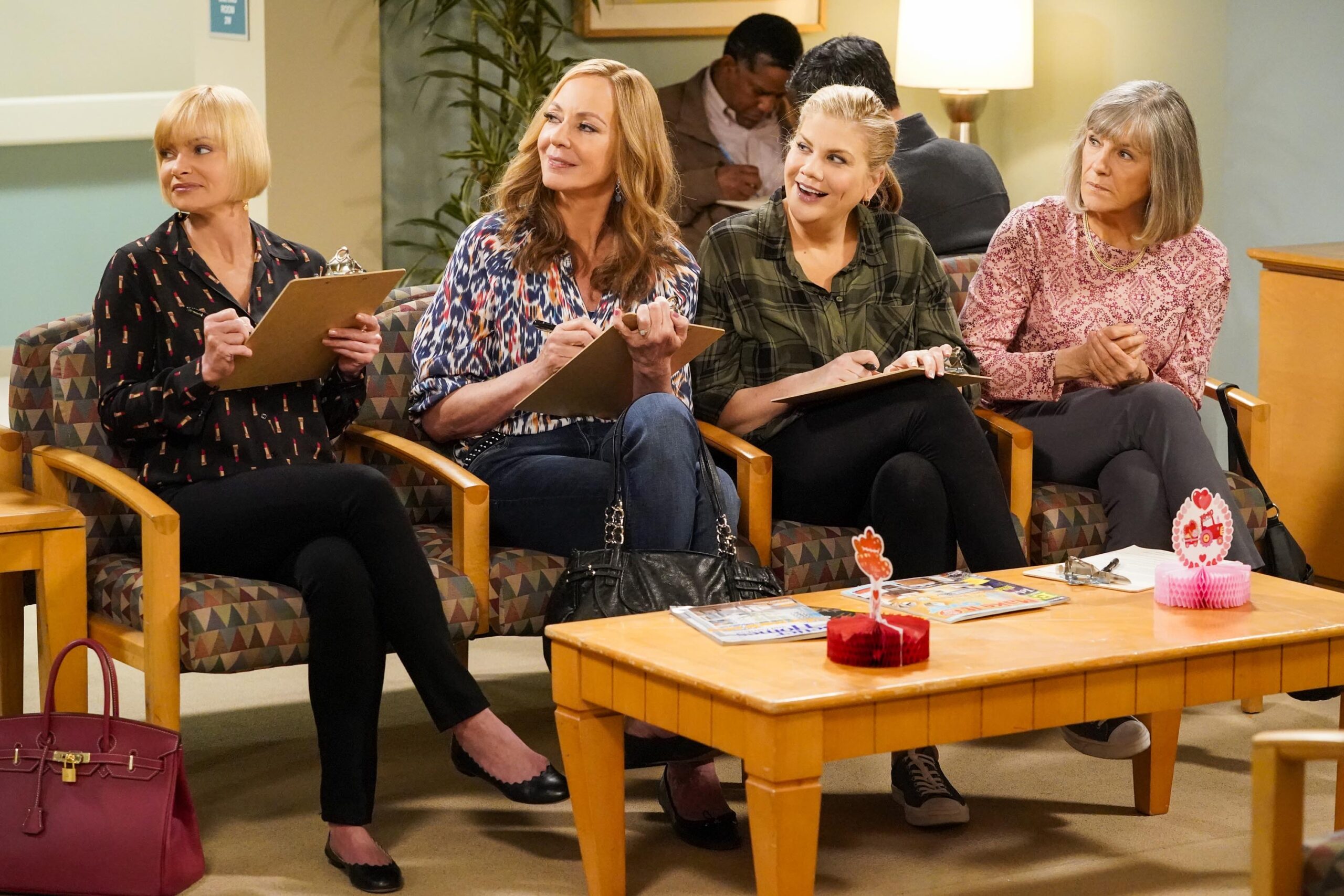 Jaime Pressly come Jill, Allison Janney come Bonnie, Kristen Johnston come Tammy e Mimi Kennedy come Marjorie in Mom 8x10 'Illegal Eels and the Cantaloupe Man' [tag: Jaime Pressly, Allison Janney, Kristen Johnston, Mimi Kennedy] [credit: courtesy of Mediaset]