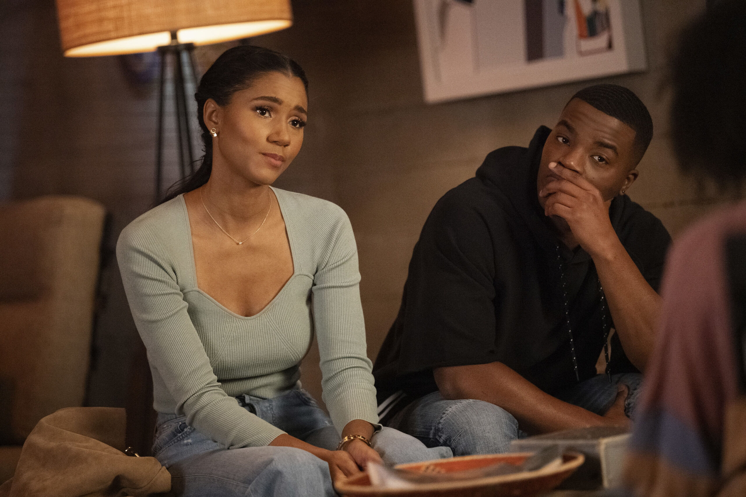 Greta Onieogou come Layla e Daniel Ezra come Spencer in All American 3x05 'How Come' [tag: Greta Onieogou, Daniel Ezra] [credit: courtesy of Mediaset]