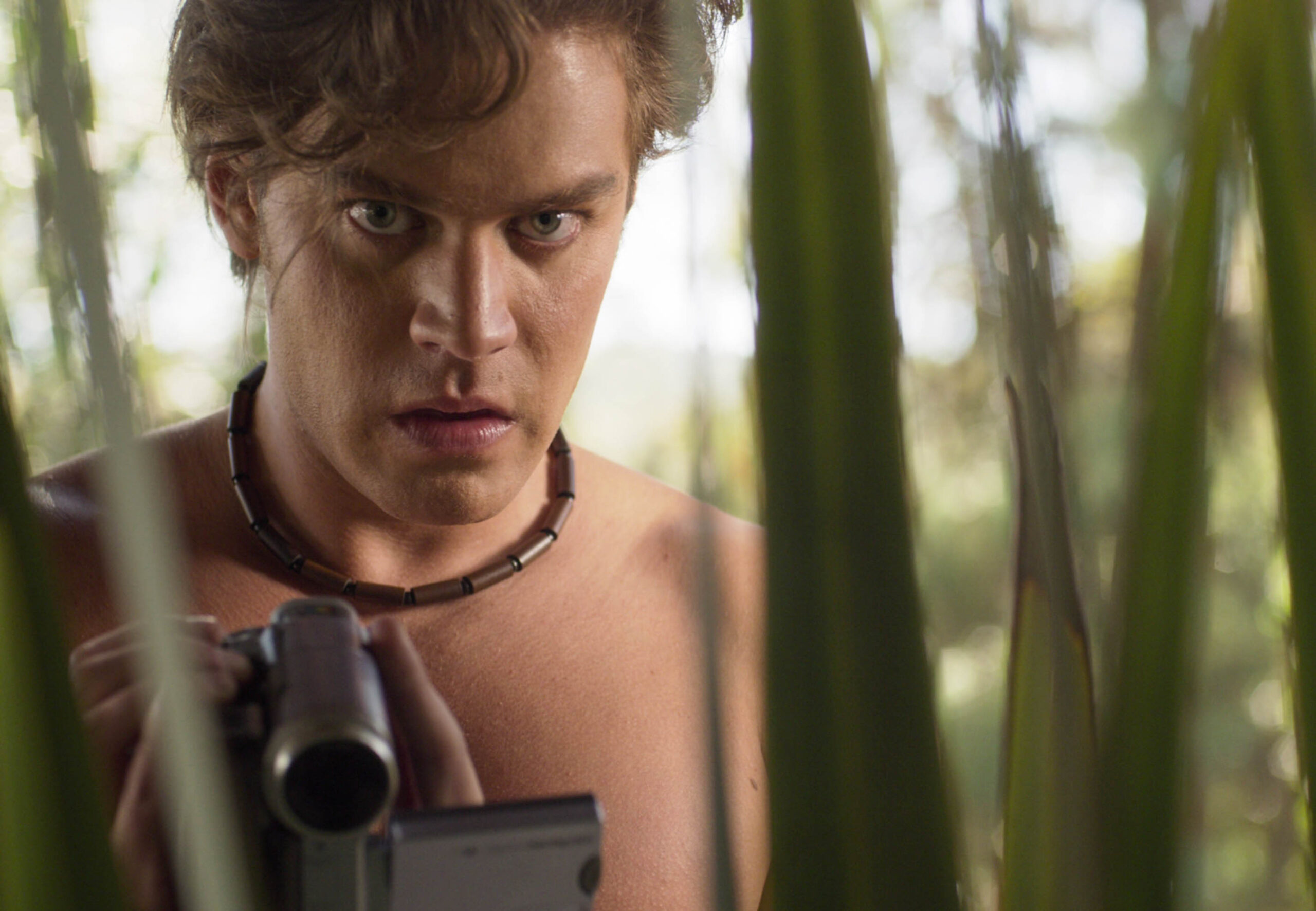 Polo Morin come Jose Maria (giovane) in Che fine ha fatto Sara? 1x02 [tag: Polo Morin] [credit: courtesy of Netflix]