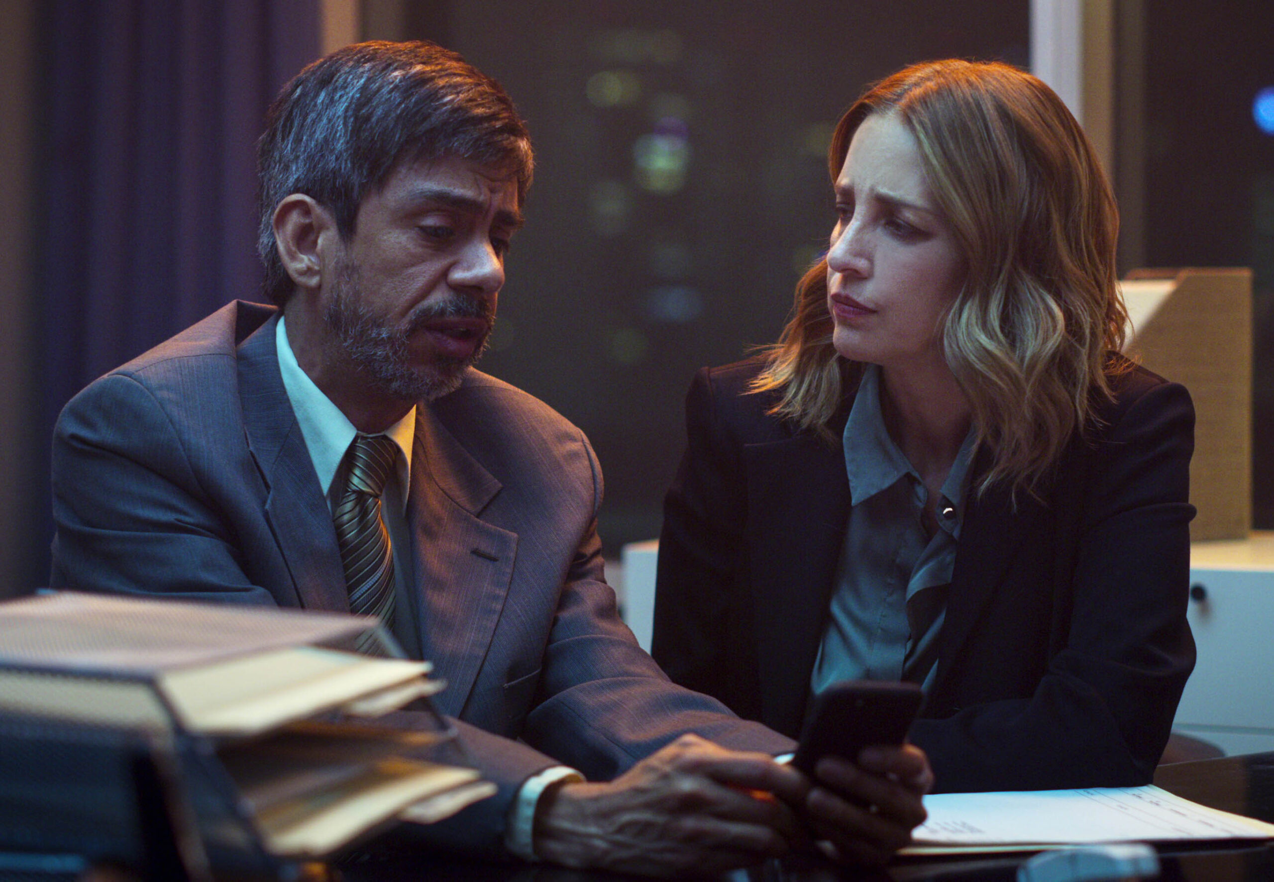 Hector Jimenez come Elroy e Claudia Ramirez come Mariana in Che fine ha fatto Sara? 1x03 [tag: Hector Jimenez, Claudia Ramirez] [credit: courtesy of Netflix]