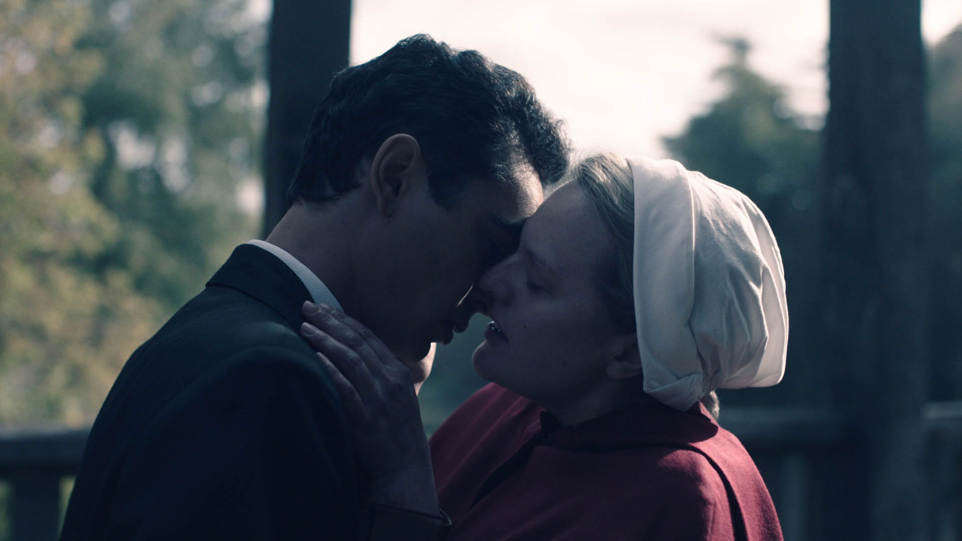 Max Minghella come Nick e Elisabeth Moss come June in The Handmaid's Tale 4x02 'Nightshade' [tag: Max Minghella, Elisabeth Moss] [credit: foto di Hulu; courtesy of TIMvision]