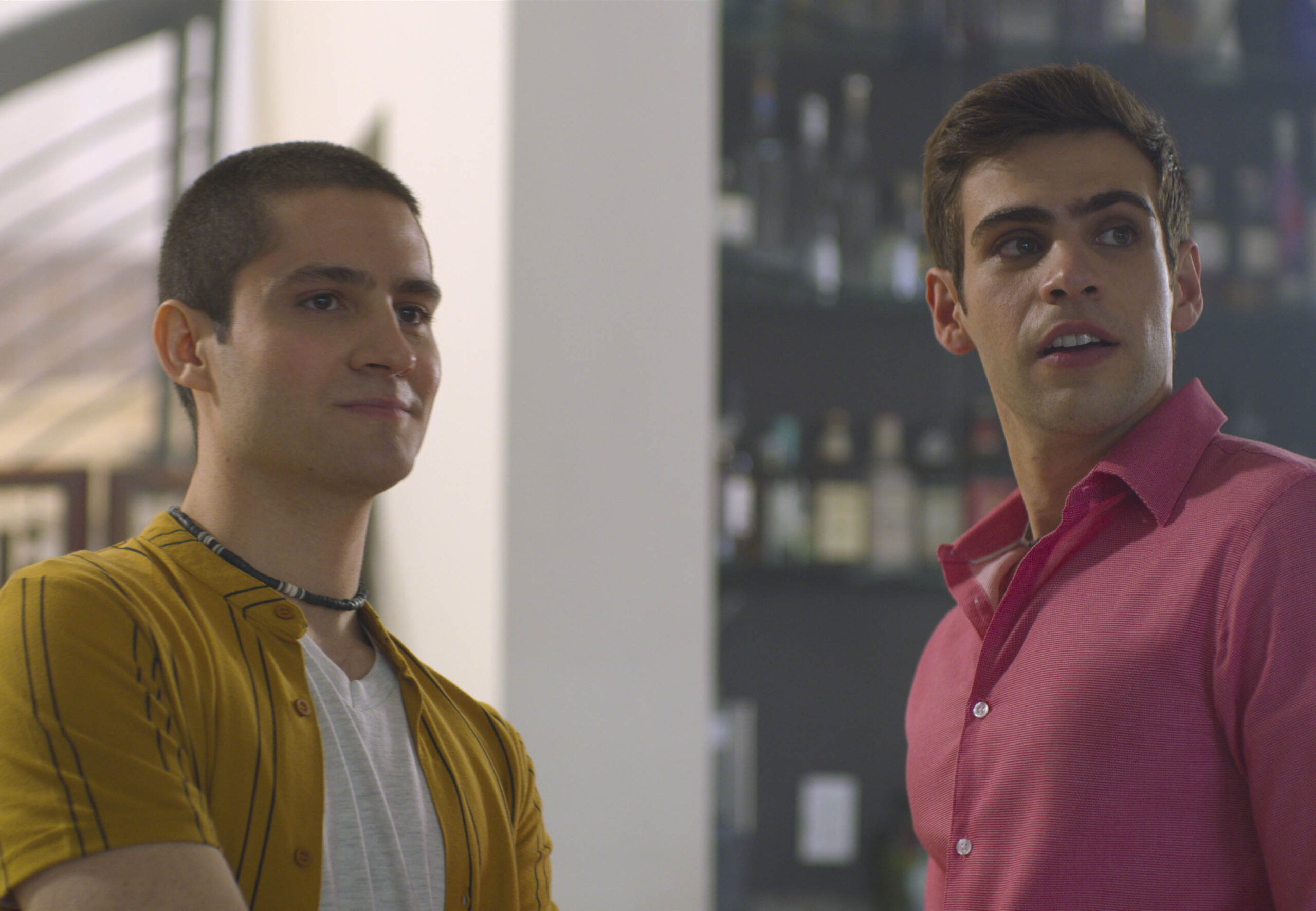 (S-D) Martin Saracho come Nicandro Joven e Andres Baida come Rodolfo Joven in Che fine ha fatto Sara? 2x01 'The Two Faces of Sara' [tag: Martin Saracho, Andres Baida] [credit: courtesy of Netflix]