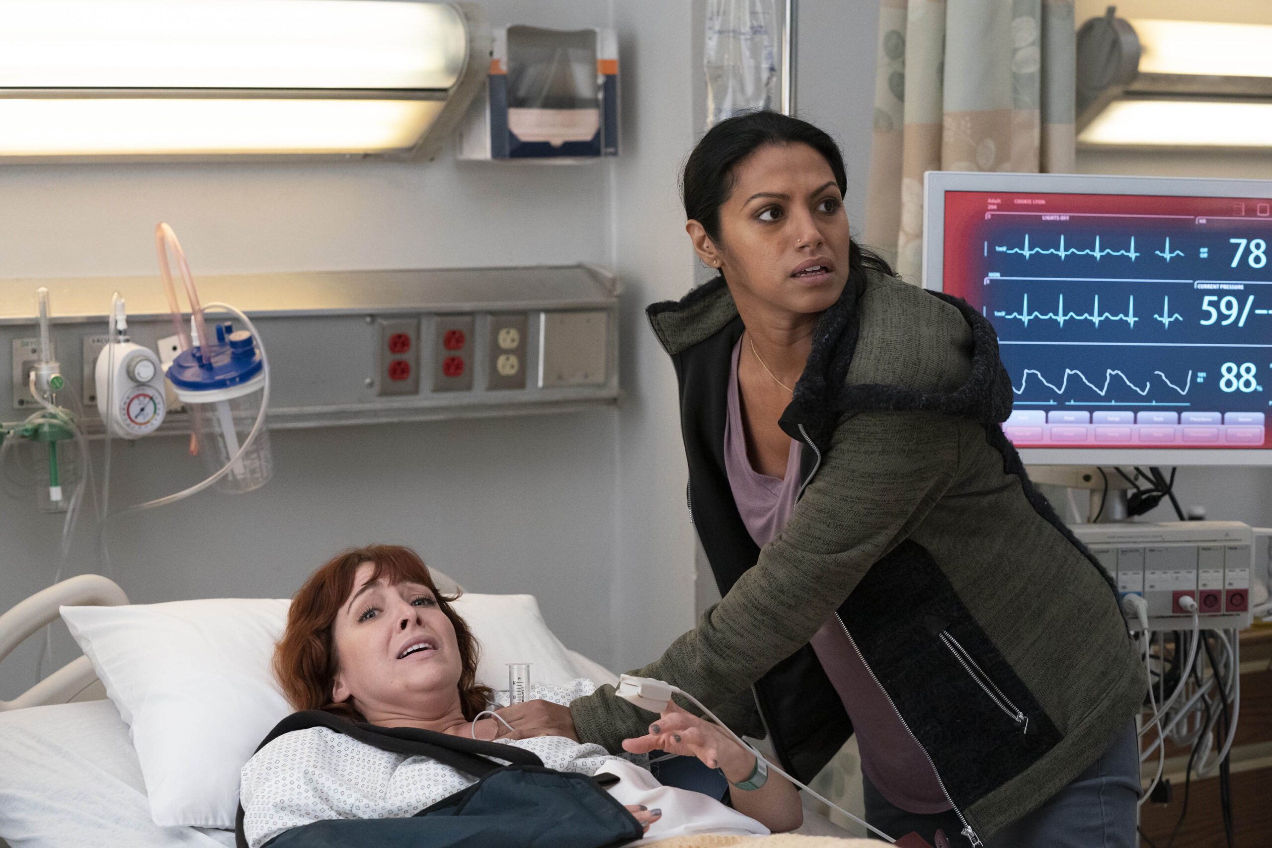 (S-D) Kaitlin Mesh come Riley Dantine, Shiva Kalaiselvan come Leyla Shinwari in New Amsterdam 3x03 'Safe Enough' [tag: Kaitlin Mesh, Shiva Kalaiselvan] [credit: Virginia Sherwood/NBC; 2020 NBCUniversal Media, LLC; courtesy of Mediaset]