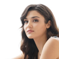 Hande Erçel (Eda Yildiz) in Love Is In The Air 1×01 (ITA)
