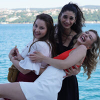 Sitare Akbas (Figen), Elçin Afacan (Melek) e Melisa Döngel (Ceren) in Love Is In The Air 1×02 (ITA)