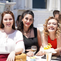 Sitare Akbas (Figen), Melisa Döngel (Ceren) e Elçin Afacan (Melek) in Love Is In The Air 1×03 (ITA)