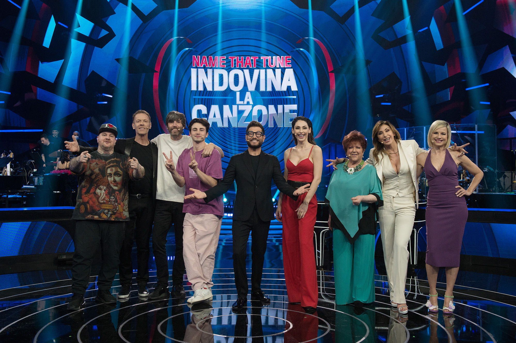 I protagonisti della quarta puntata di Name That Tune - Indovina La Canzone con Enrico Papi [tag: Orietta Berti, Anna Tatangelo, Sabrina Salerno, Antonella Elia, Enrico Papi, Riki, Bugo, Jake La Furia, Rocco Siffredi] [credit: foto di Jule Hering; courtesy of TV8]