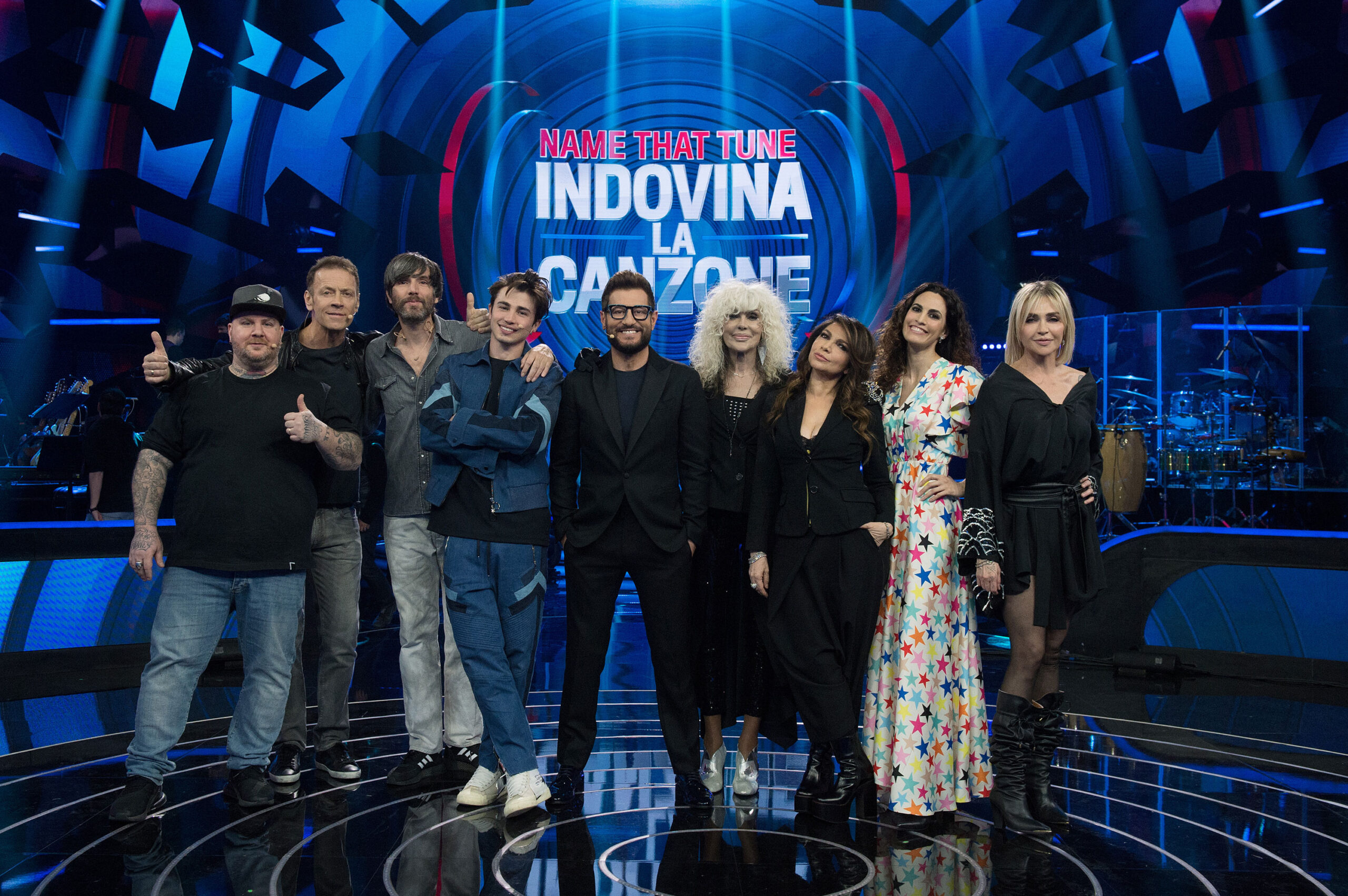 I protagonisti della quinta puntata di Name That Tune - Indovina La Canzone con Enrico Papi [tag: Enrico Papi, Cristina D'Avena, Donatella Rettore, Paola Barale, Enrica Guidi, Riki, Bugo, Jake La Furia, Rocco Siffredi] [credit: foto di Jule Hering; courtesy of TV8]