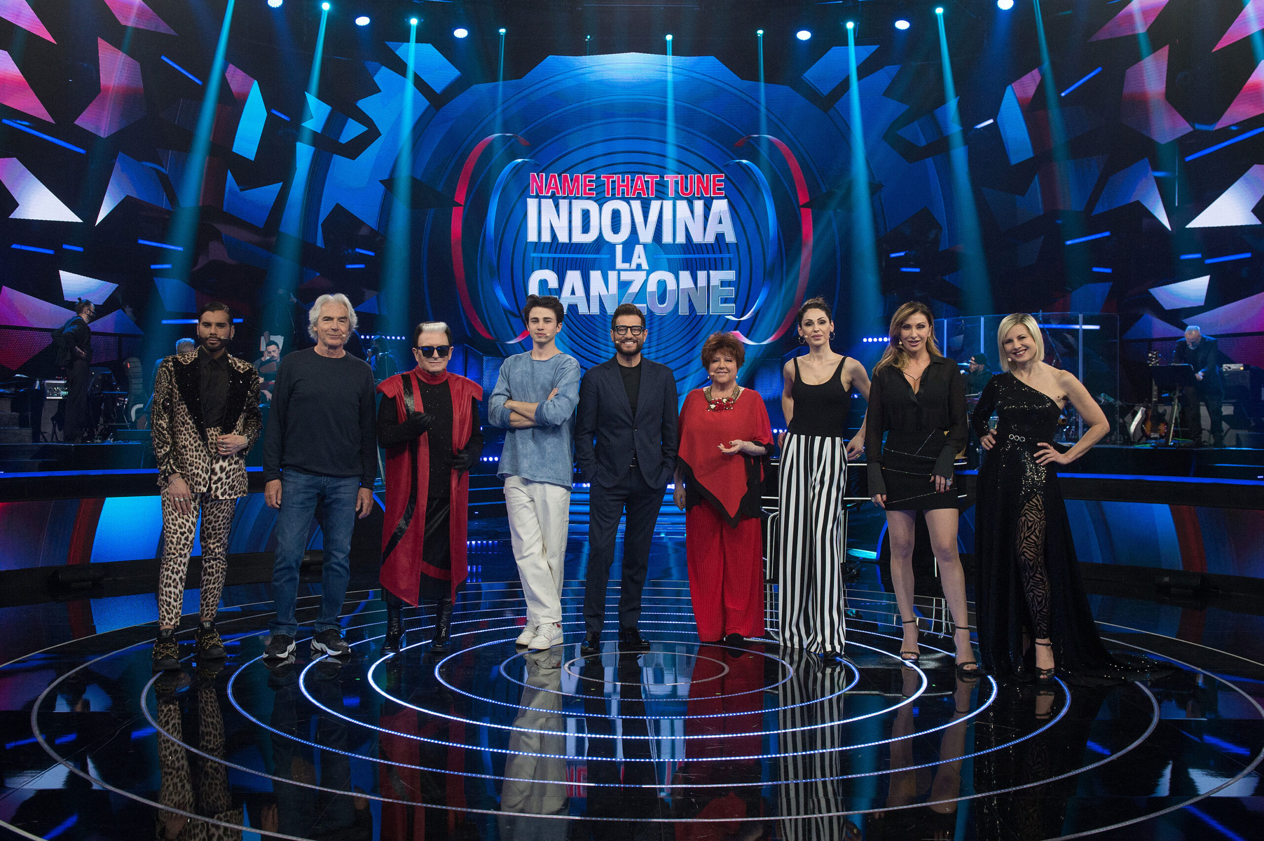 I protagonisti della terza puntata di Name That Tune - Indovina La Canzone con Enrico Papi [tag: Orietta Berti, Anna Tatangelo, Sabrina Salerno, Antonella Elia, Enrico Papi, Riki, Cristiano Malgioglio, Tullio Solenghi, Federico Fashion Style] [credit: foto di Jule Hering; courtesy of TV8]