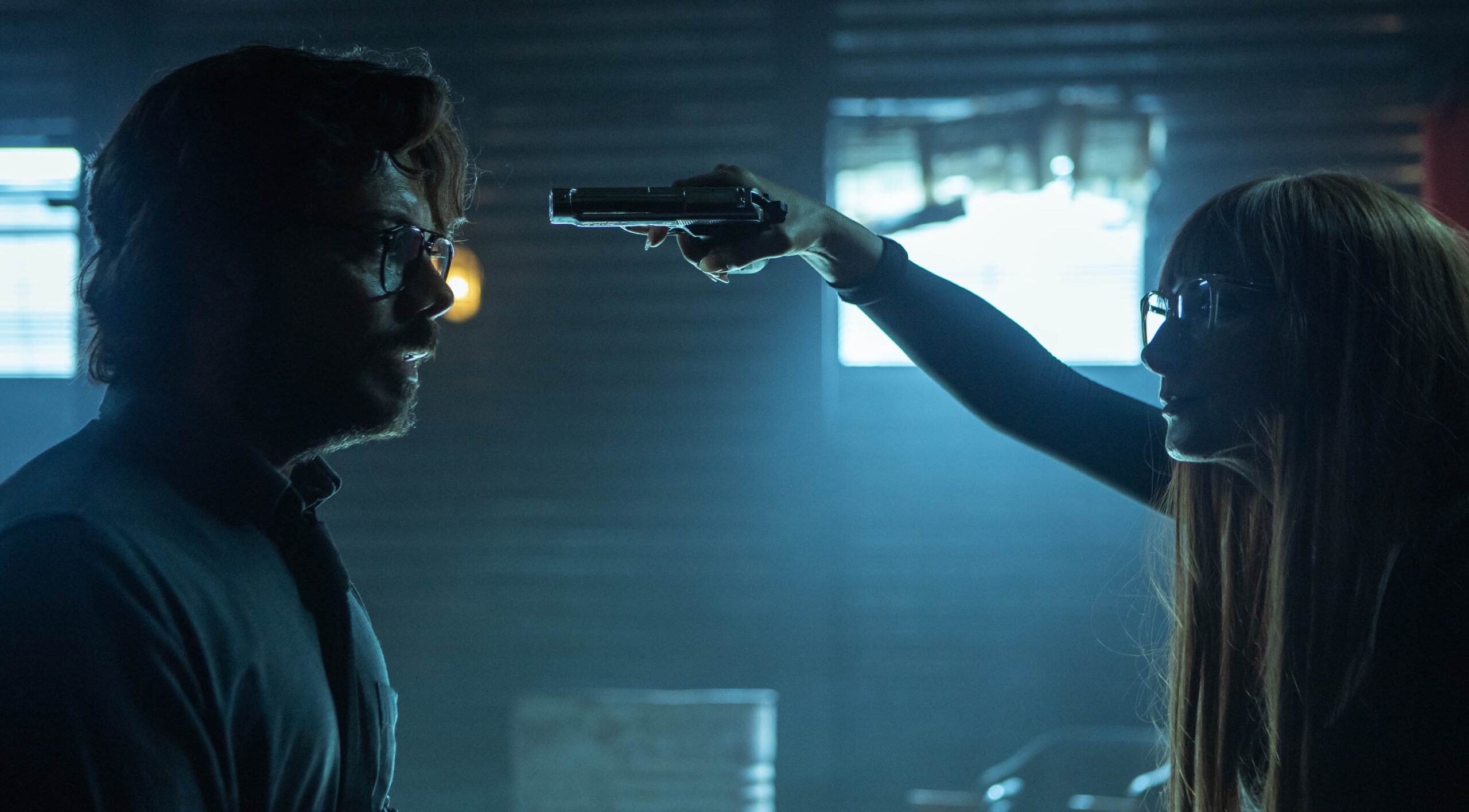 (S-D) Álvaro Morte come Profesore, Najwa Nimri come Alicia Sierra in La casa di carta 5x01 [credit: Manolo Pavón/Netflix]