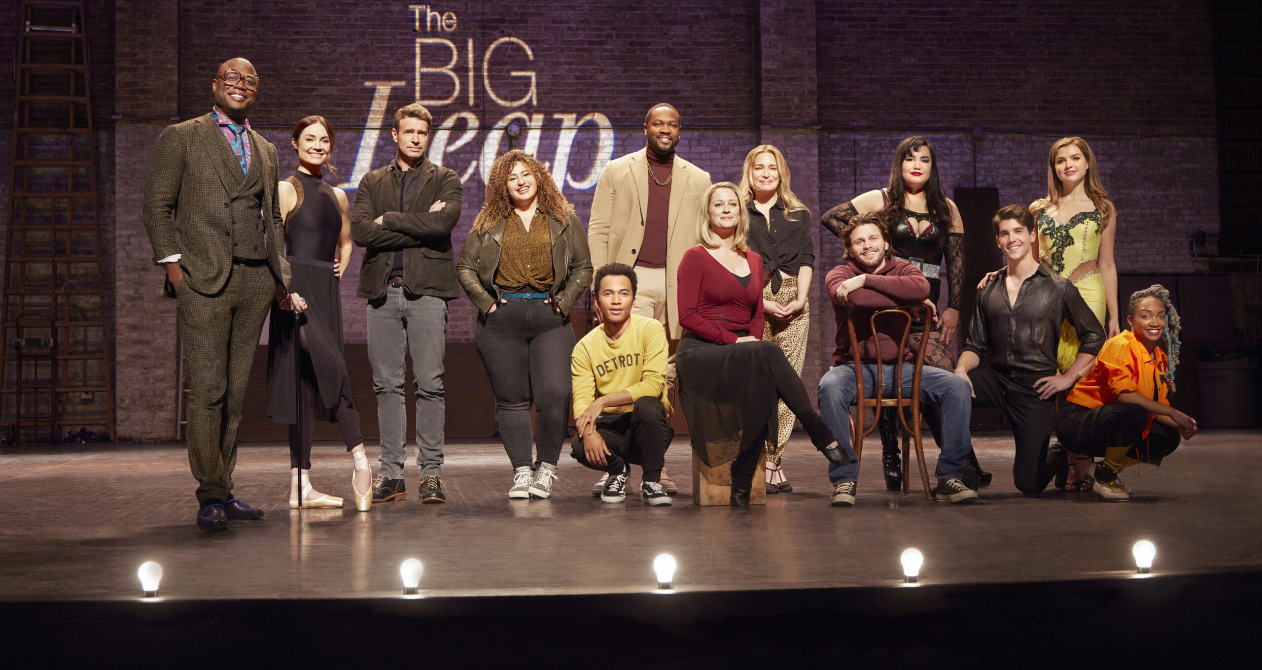 Crop | S-D: Kevin Daniels, Mallory Jansen, Scott Foley, Simone Recasner, Raymond Cham Jr., Ser'Darius Blain, Teri Polo, Piper Perabo, Jon Rudnitsky, e guest stars Karen Rodriguez, Adam Kaplan, Anna Grace Barlow e Donnetta Jackson in The Big Leap [credit: George Burns/FOX; Copyright 2021 Fox Media LLC; courtesy of Disney Italia]