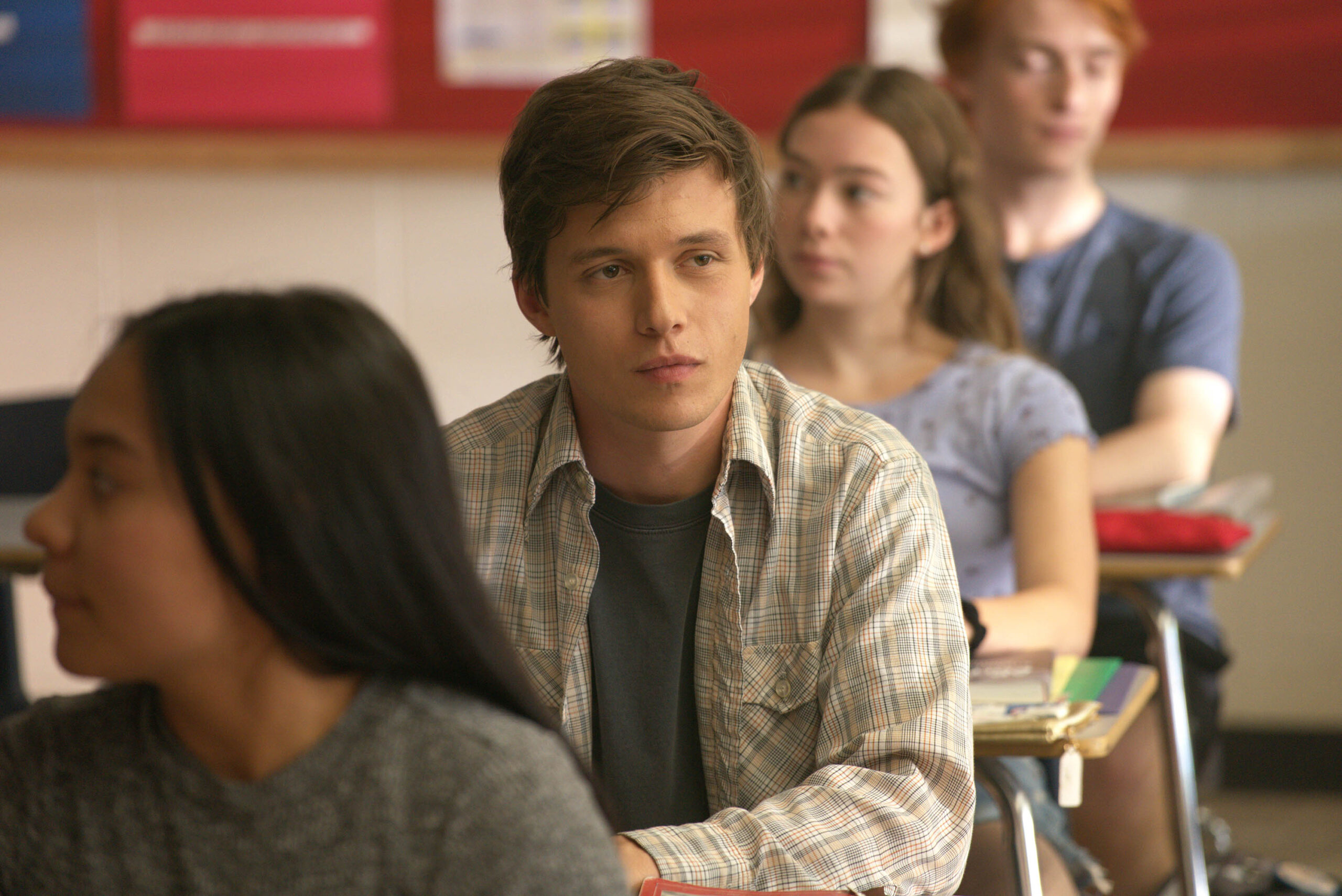 (S-D) Nick Robinson come Eric Walker in 'A Teacher: Una storia sbagliata' 1x02 [tag: Nick Robinson] [credit: Chris Large/FX; Copyright 2020, FX Networks. All rights reserved; courtesy of Disney Italia]