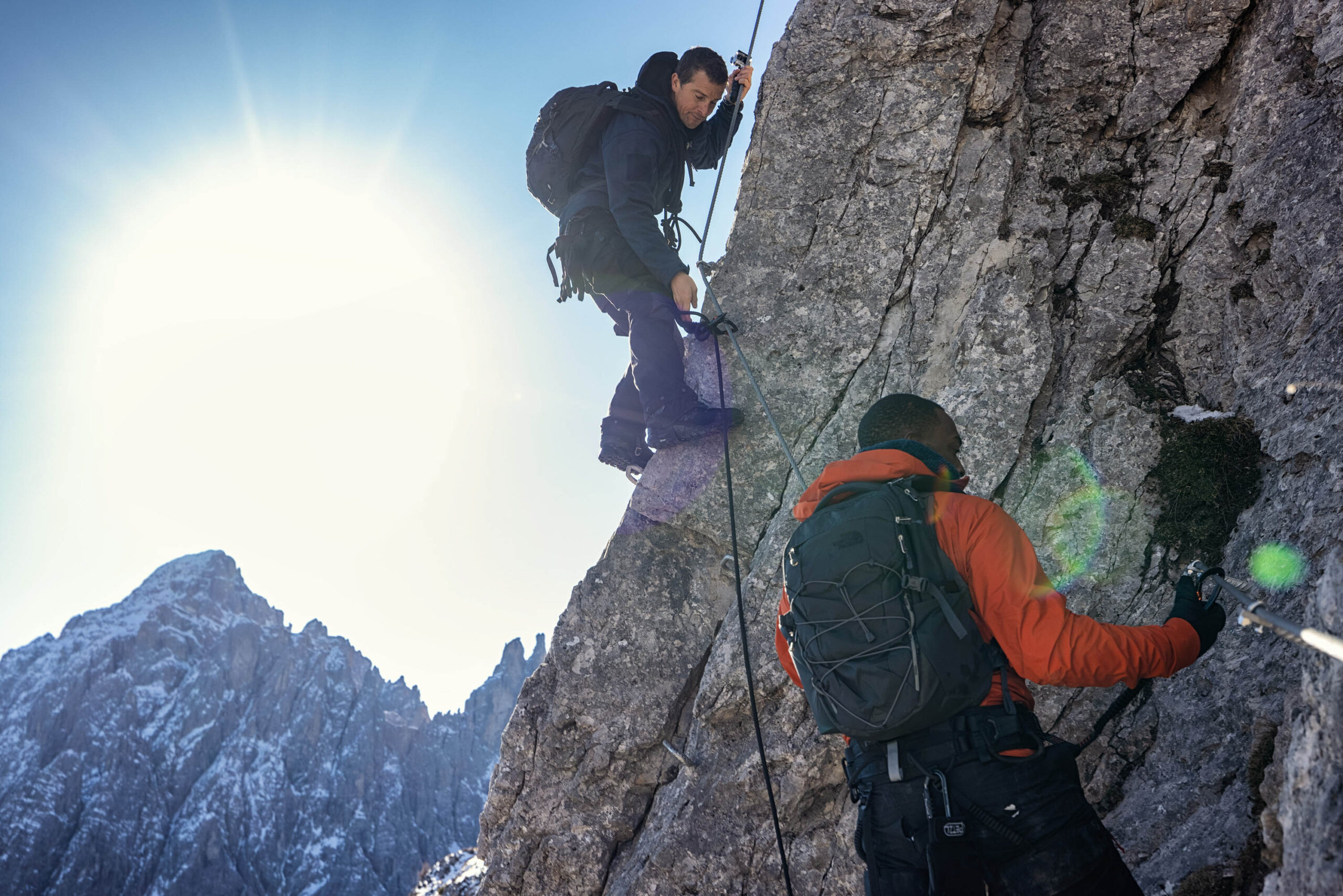 Bear Grylls: Celebrity Edition 6x07 - Bear Grylls e Anthony Mackie salgono una ferrata [credit: National Geographic/Ben Simms; courtesy of Disney Italia]