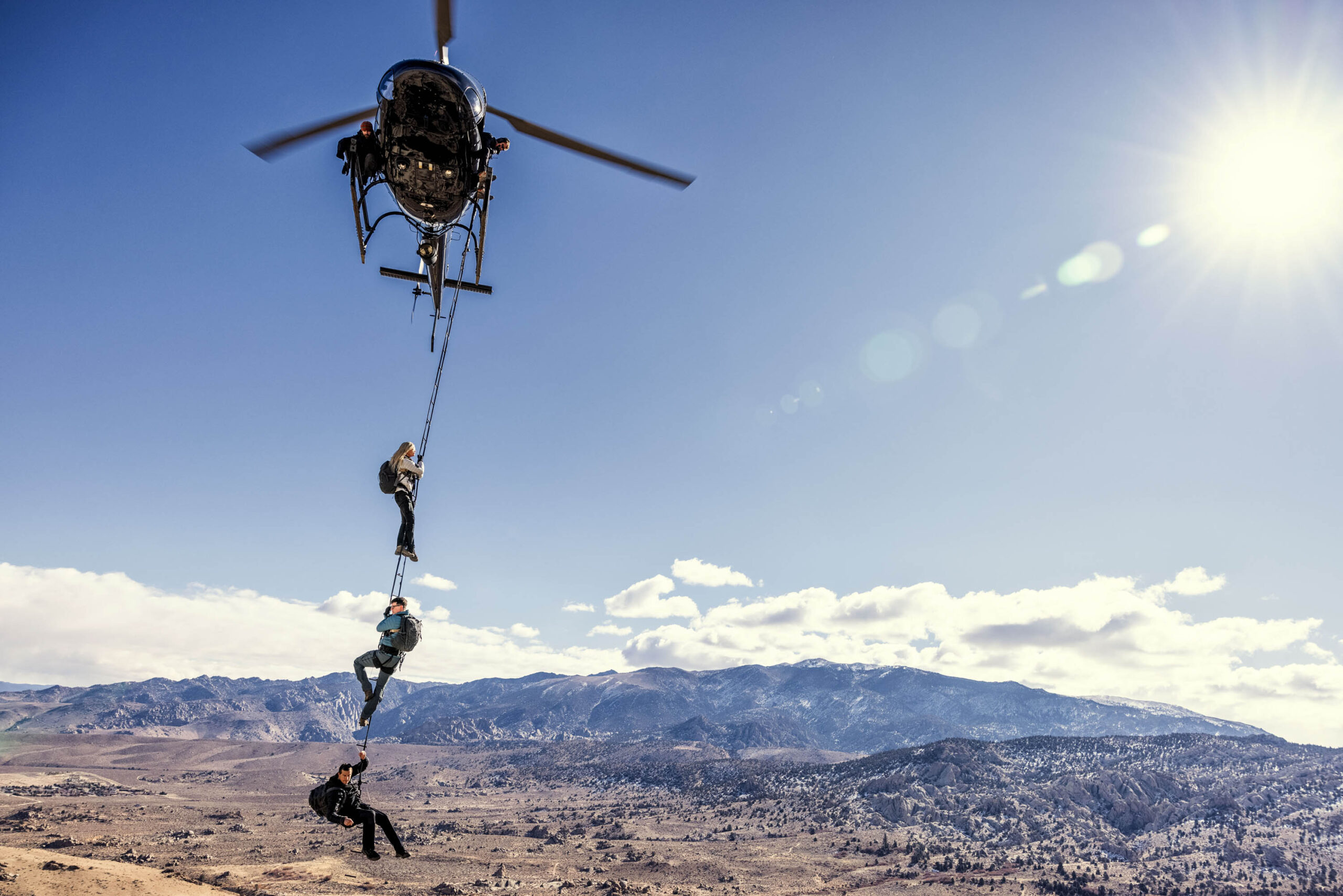 Bear Grylls: Celebrity Edition 6x08 - Bobby Bones, Caitlin Parker e Bear Grylls in Buttermilk Country, CA [credit: National Geographic/Ben Simms; courtesy of Disney Italia]