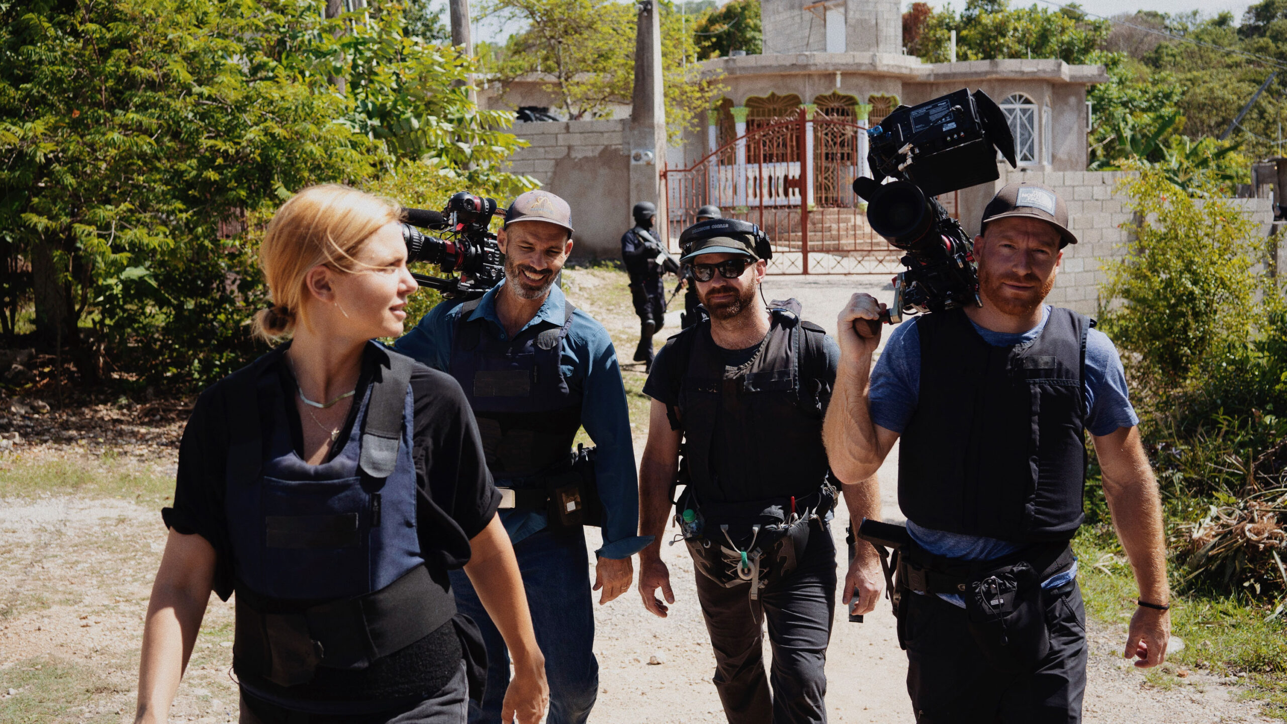 Viaggio nel Mercato Nero con Mariana Van Zeller - Jamaica - Mariana van Zeller (L) con la crew in Jamaica [credit: National Geographic/Muck Media; courtesy of Disney Italia]