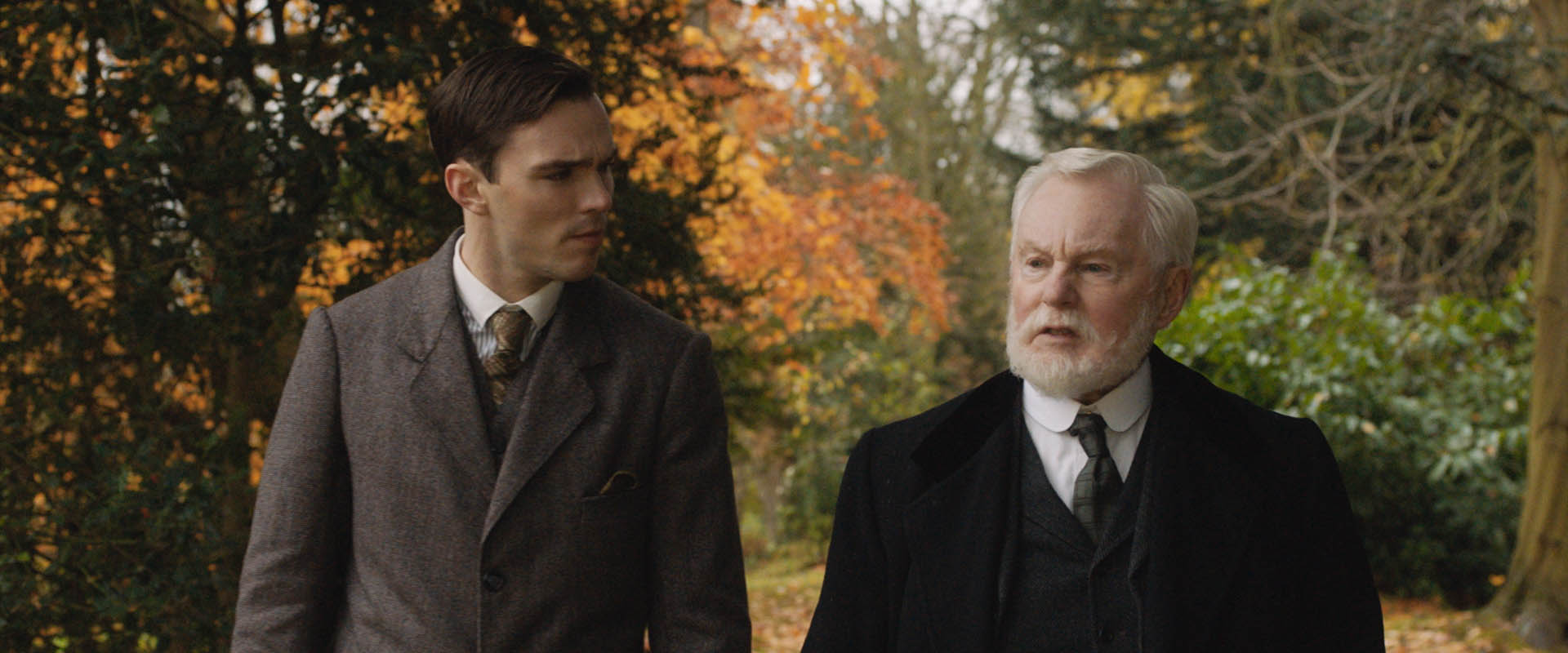 Nicholas Hoult e Derek Jacobi nel film Tolkien [tag: Nicholas Hoult, Derek Jacobi] [credit: Copyright 2019 Twentieth Century Fox Film Corporation All Rights Reserved; courtesy of Fox Searchlight Pictures/Disney Italia]