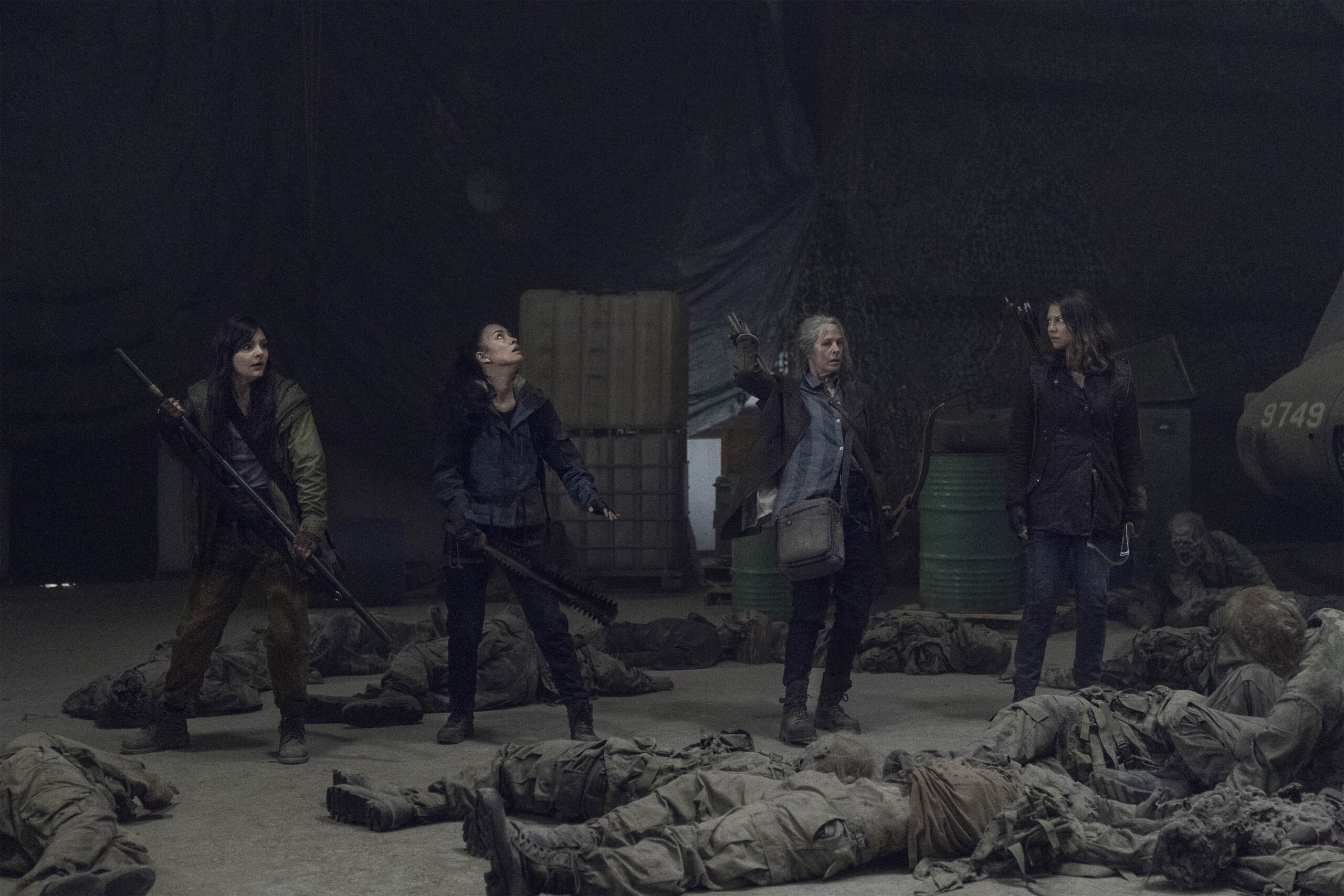 Melissa McBride come Carol Peletier, Lauren Cohan come Maggie Greene, Christian Serratos come Rosita Espinosa, Cassady McClincy come Lydia in The Walking Dead Stagione 11 [credit: Josh Stringer/AMC; courtesy of Disney Italia]