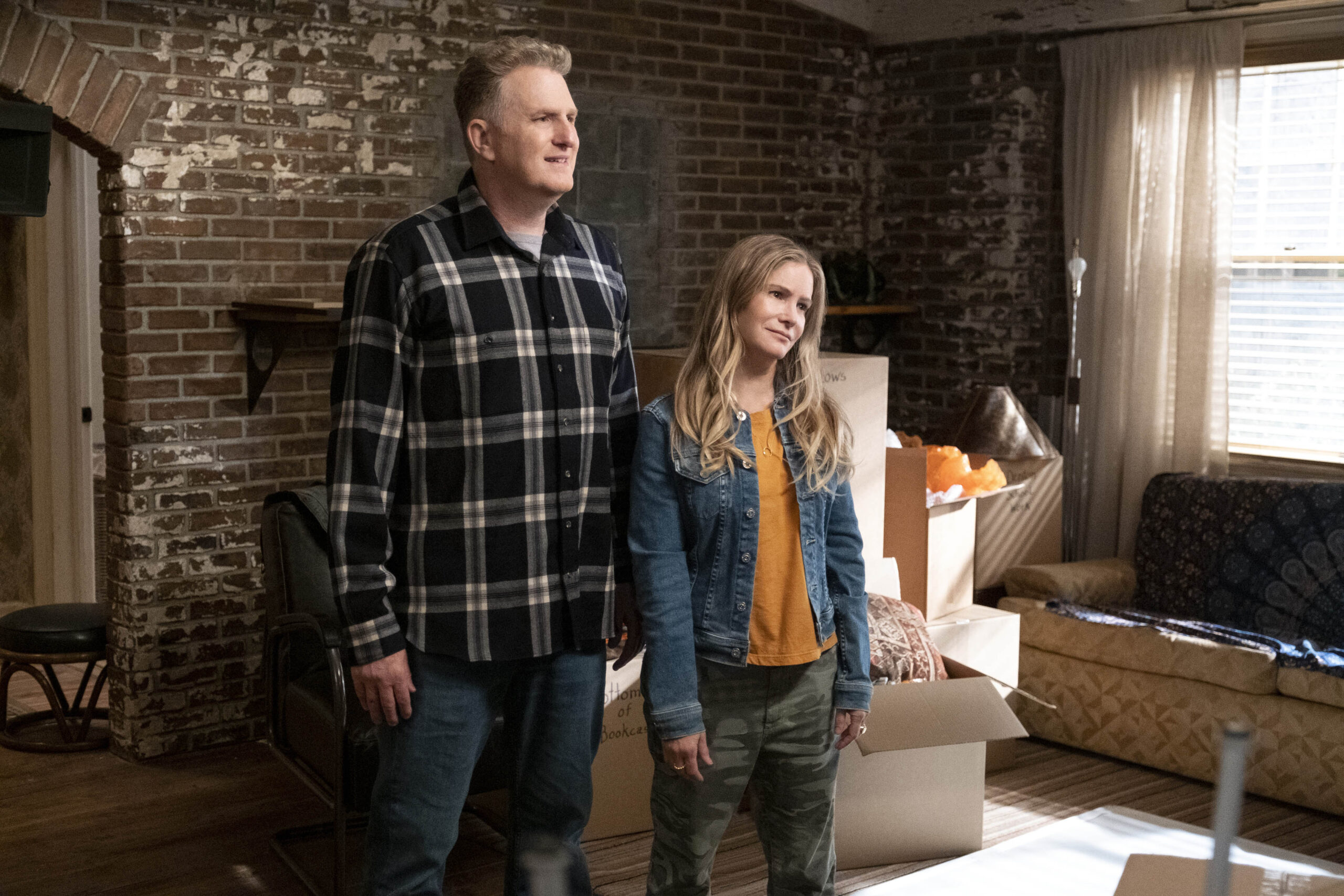 (S-D) Michael Rapaport come Doug Gardner e Jennifer Jason Leigh come Elsa Gardner in Atypical 4x01 [credit: Patrick Wymore/Netflix]