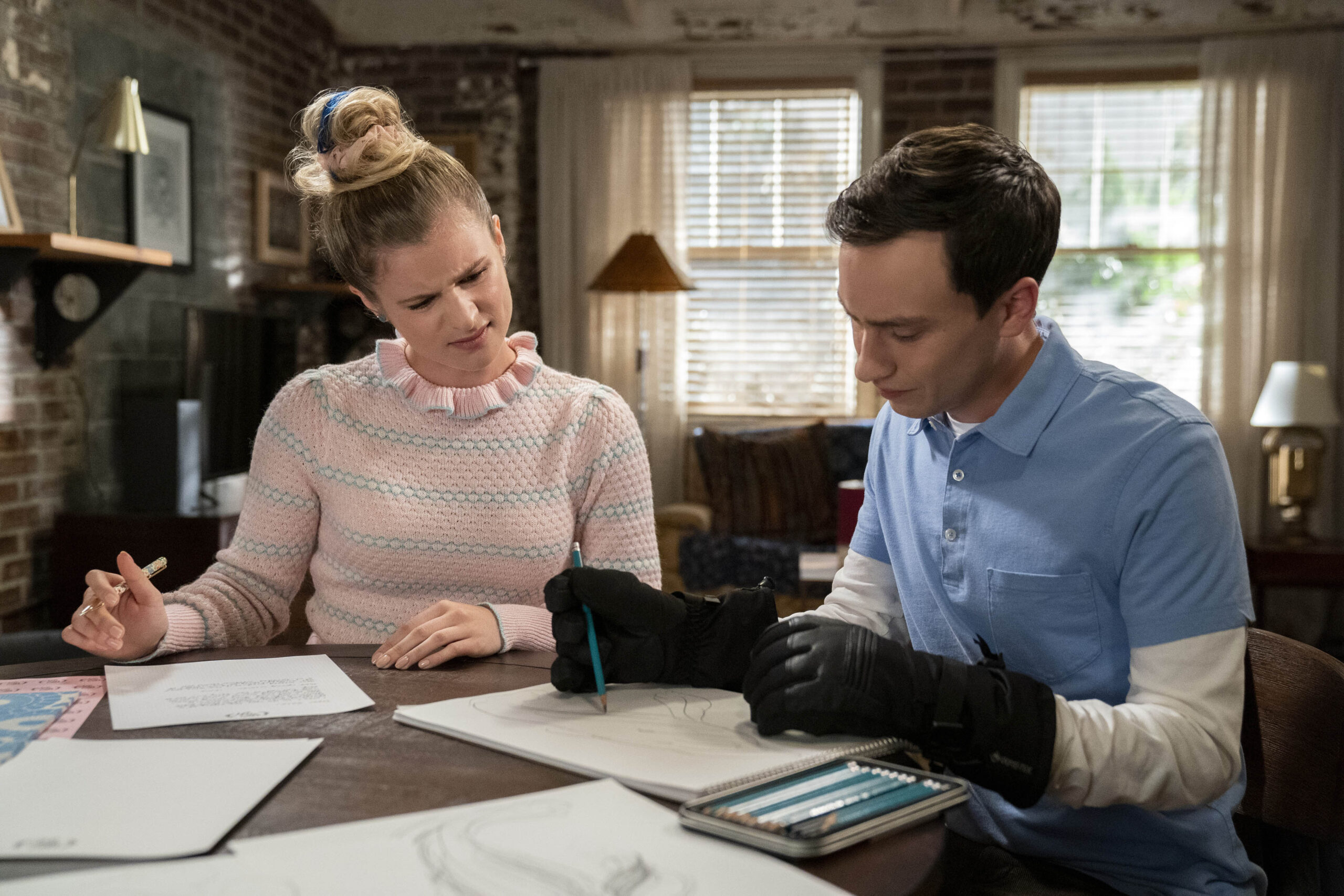 (S-D) Jenna Boyd come Paige e Keir Gilchrist come Sam Gardner in Atypical 4x05 [credit: Greg Gayne/Netflix]