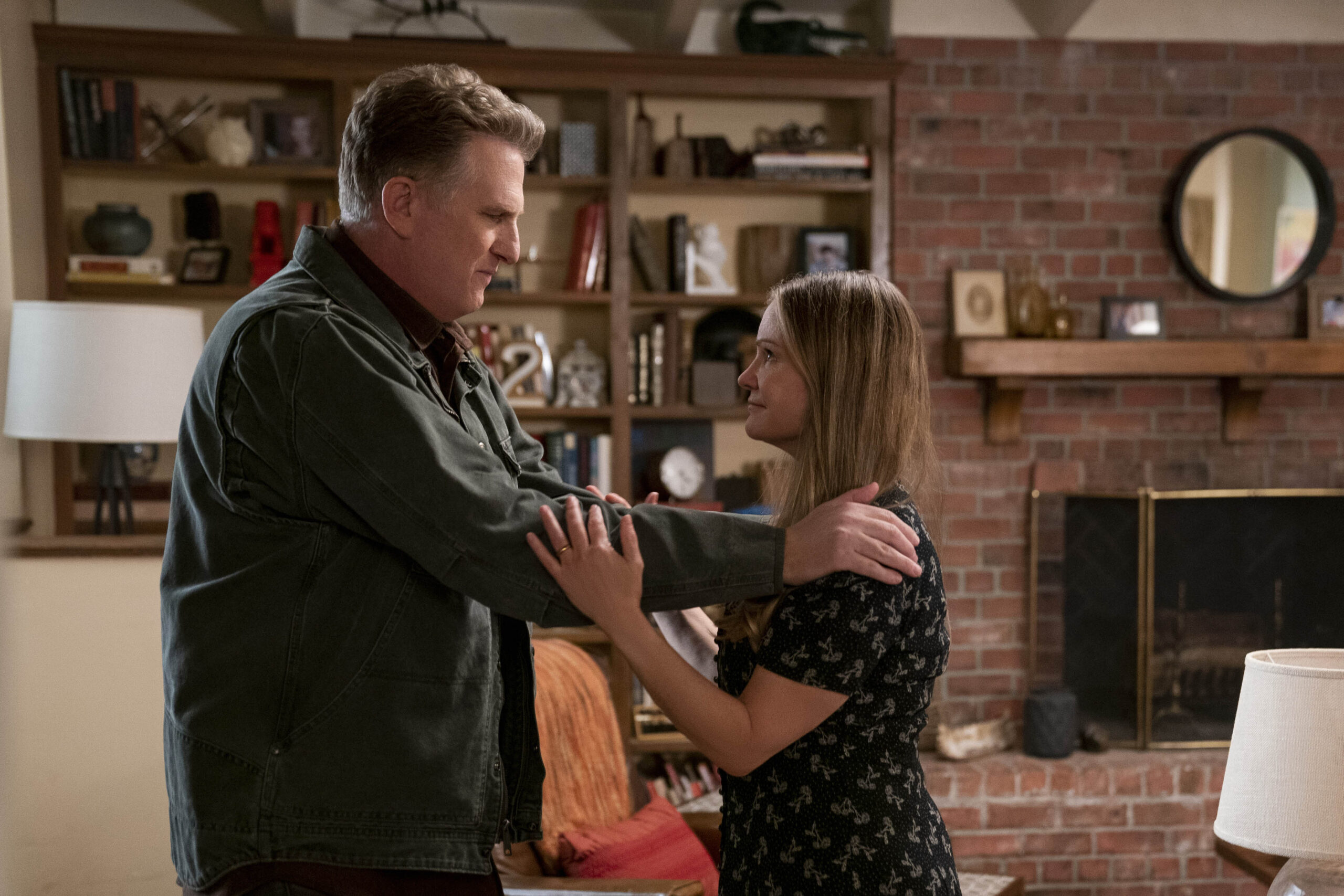 (S-D) Michael Rapaport come Doug Gardner e Jennifer Jason Leigh come Elsa Gardner in Atypical 4x10 [credit: Tyler Golden/Netflix]