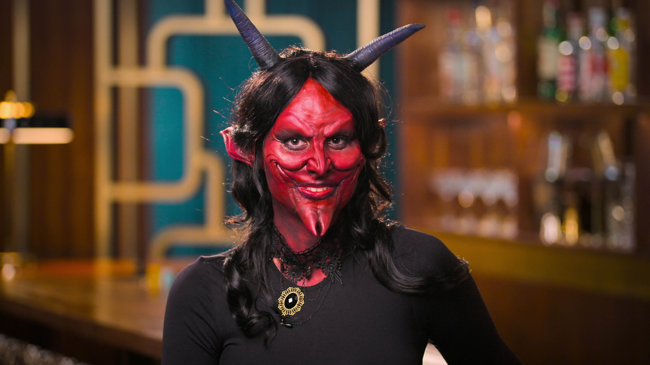 Emma il demone in Sexy Beasts 1x01 su Netflix [credit: courtesy of Netflix]
