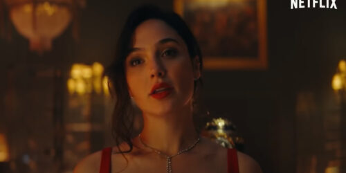 Gal Gadot in una scena dal trailer di Red Notice - Netflix